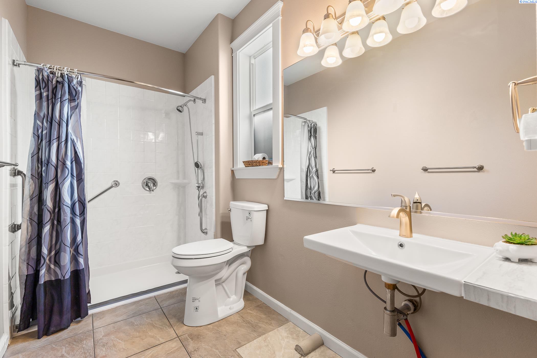 Richland, Washington, 99354, United States, 5 Bedrooms Bedrooms, ,2 BathroomsBathrooms,Residential,For Sale,1925310