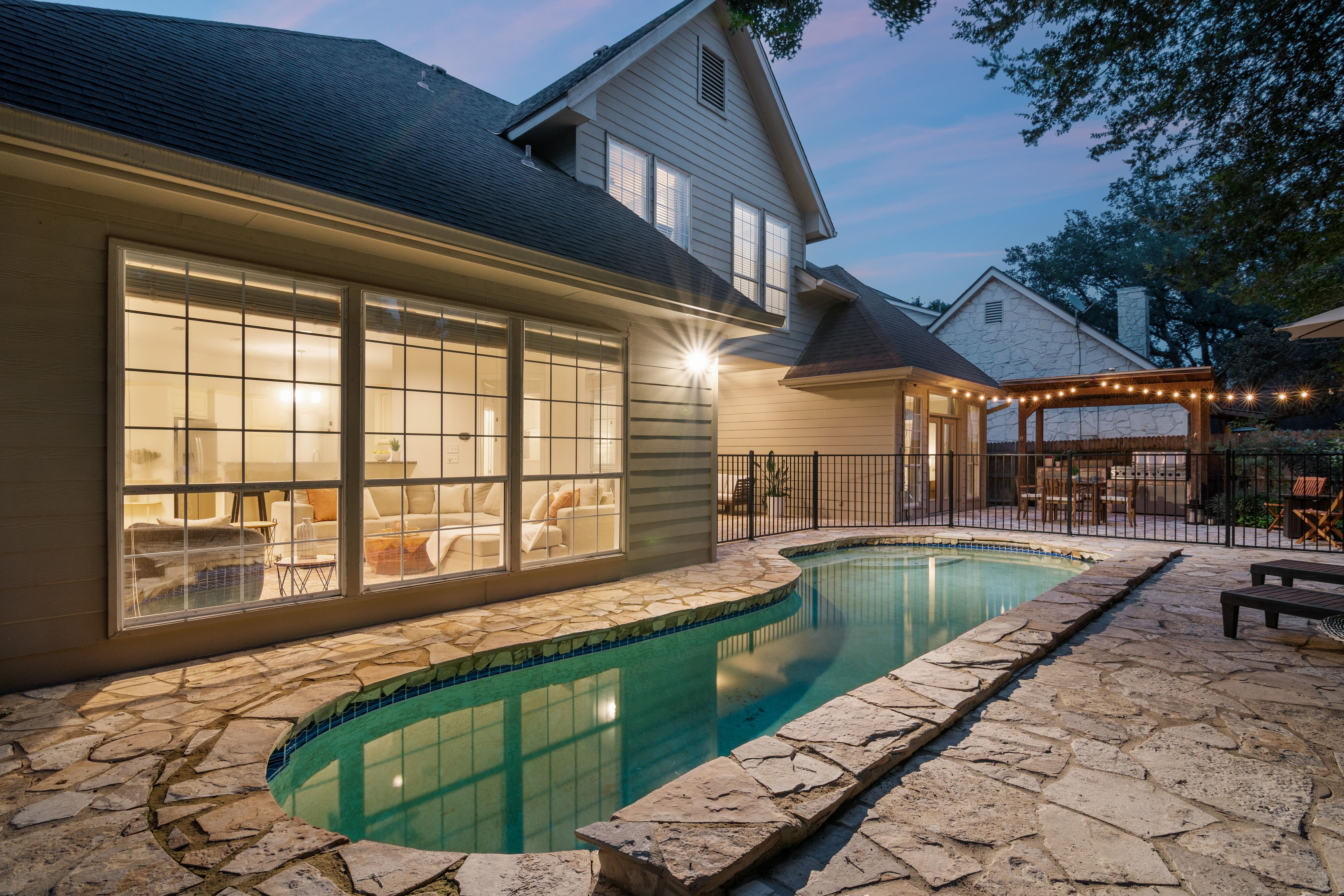 Elegant Deerfield Retreat with Resort-Style Backyard - 物件實景