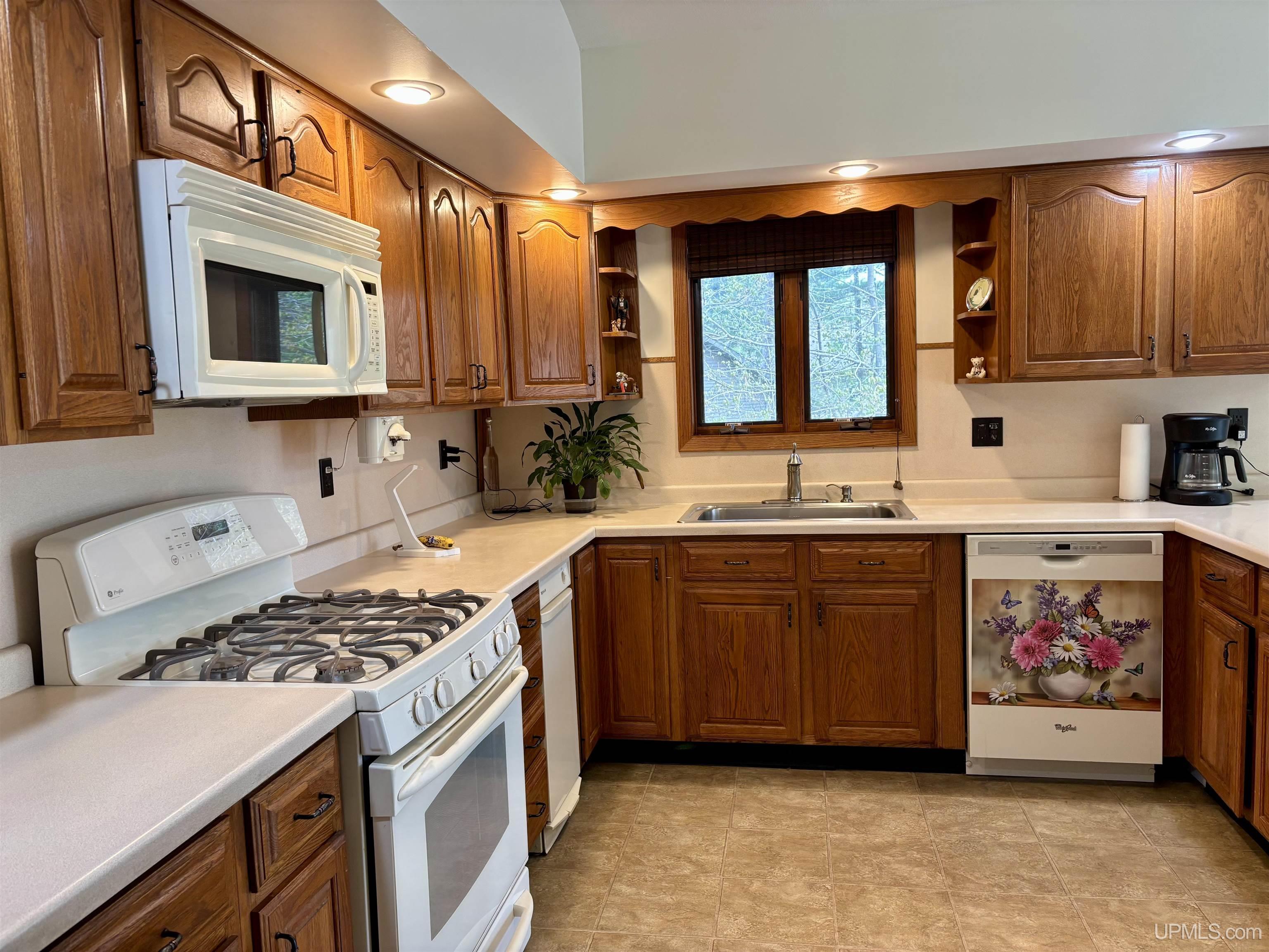 Marquette, Michigan, 49855, United States, 4 Bedrooms Bedrooms, ,3 BathroomsBathrooms,Residential,For Sale,1849824