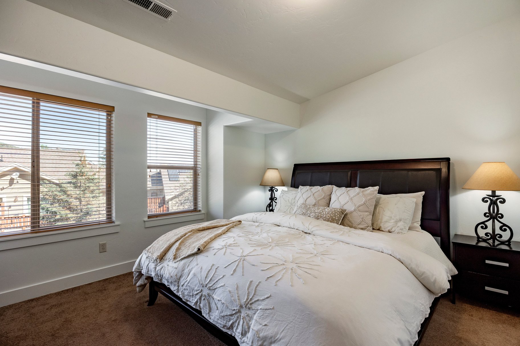  4-bedroom townhome in the Highly Desired Bear Hollow Community - 物件實景