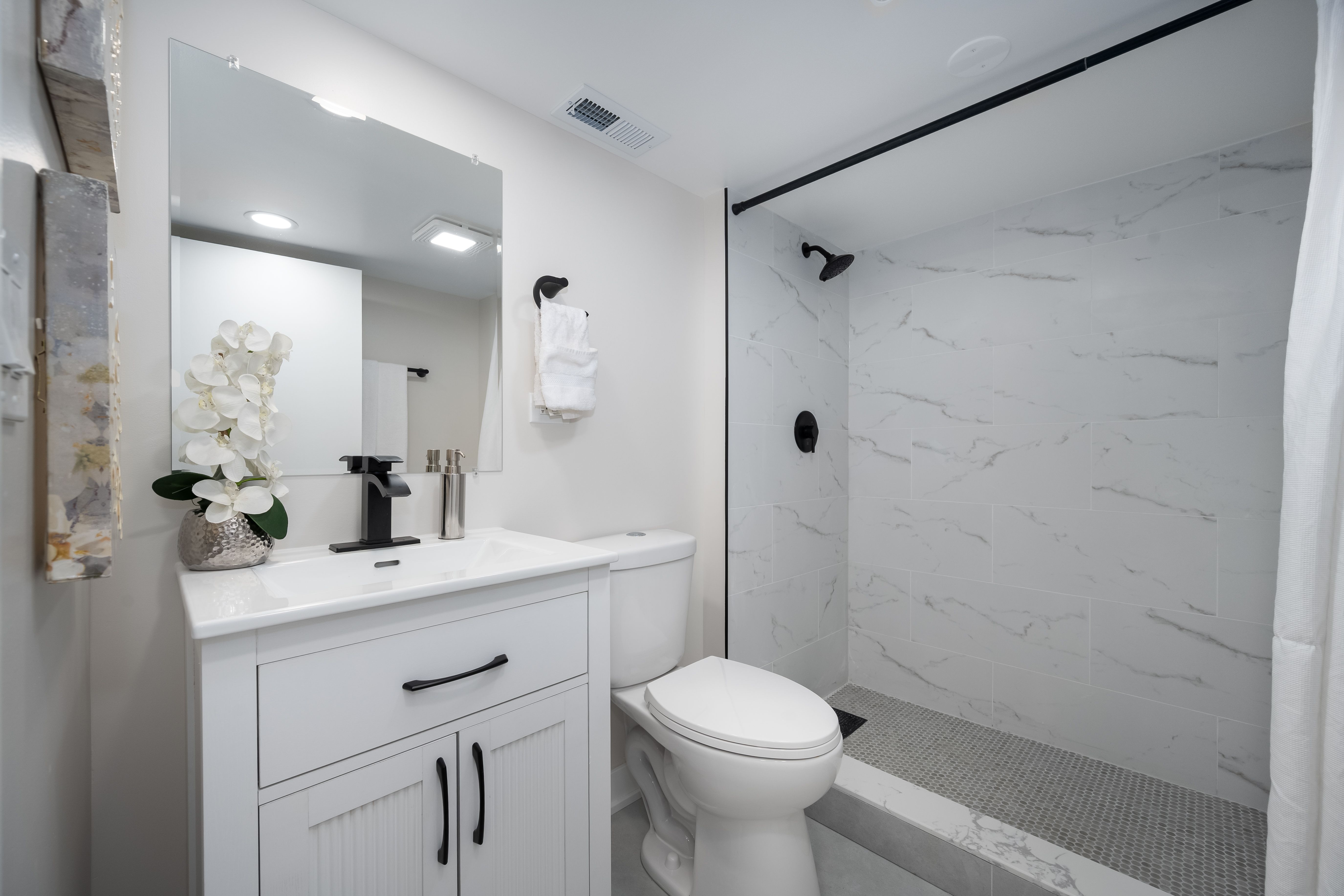  Updated Home Offering a Bright, Modern Interior With Comfortable Living Spaces - 物件實景
