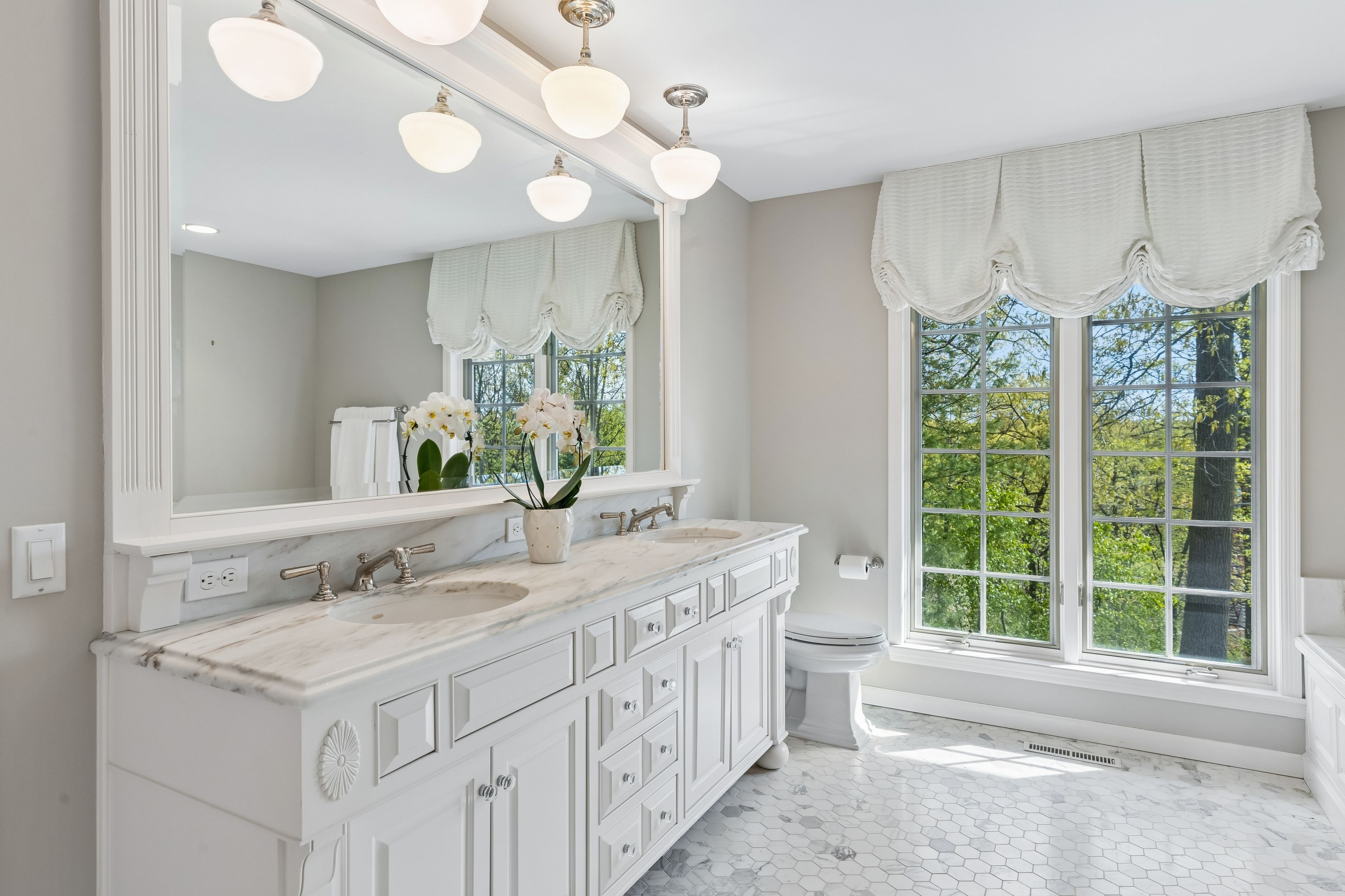  Graceful Executive Living in a Serene Edina Setting - 物件實景