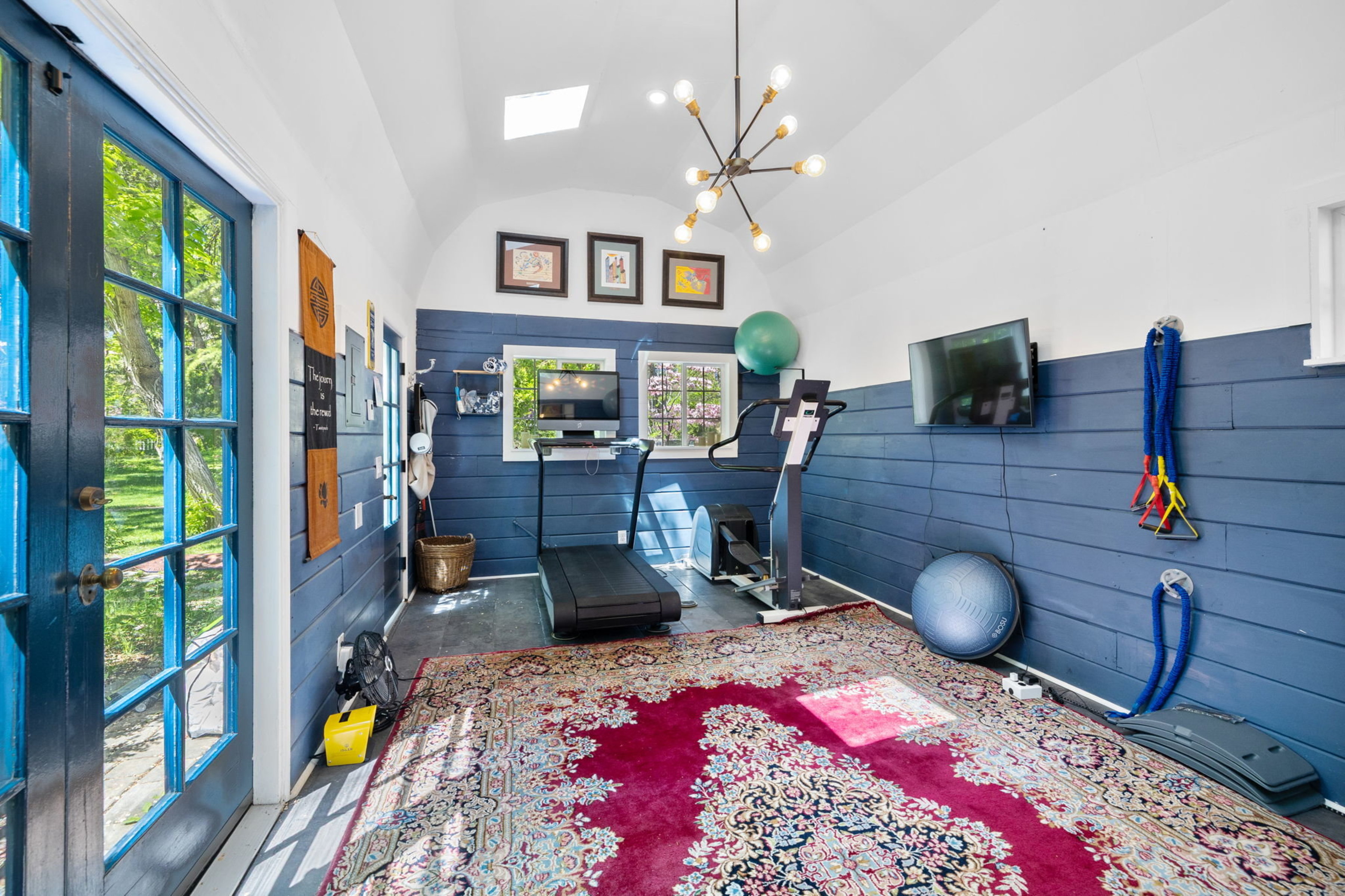  Historic home with 2 guest homes on 1.24 acres with a pool - 物件實景