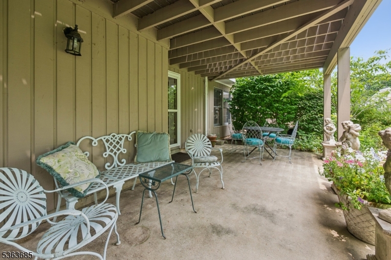 Bernards Twp., New Jersey, 07920, United States, 3 Bedrooms Bedrooms, ,4 BathroomsBathrooms,Residential,For Sale,1875142