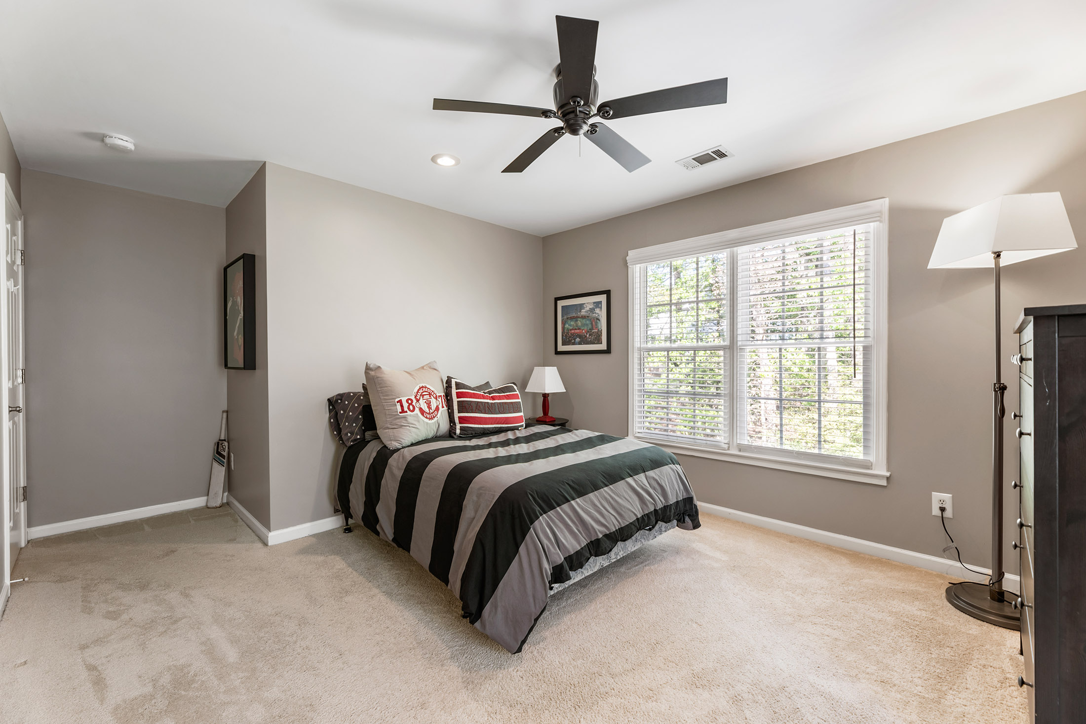  Completely Renovated Home in Desirable Location - 物件實景