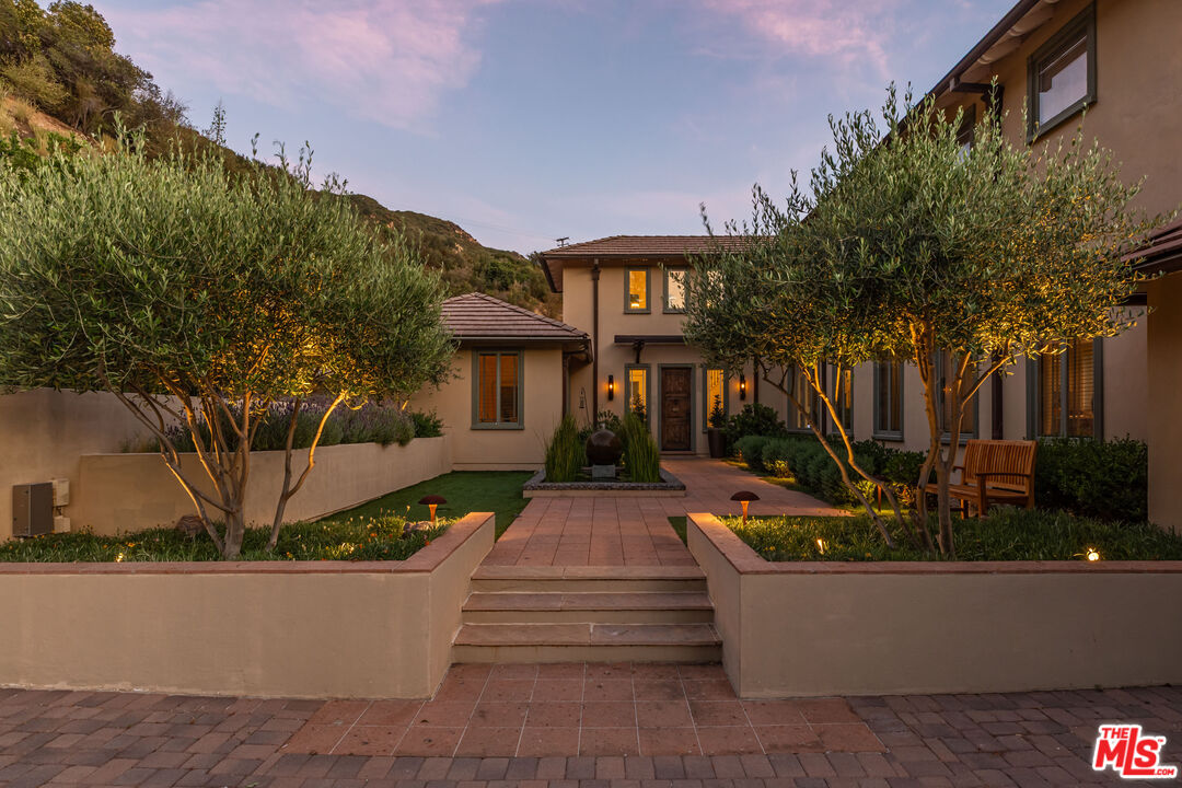 Calabasas, California, 91302, United States, 5 Bedrooms Bedrooms, ,4 BathroomsBathrooms,Residential,For Sale,1926275