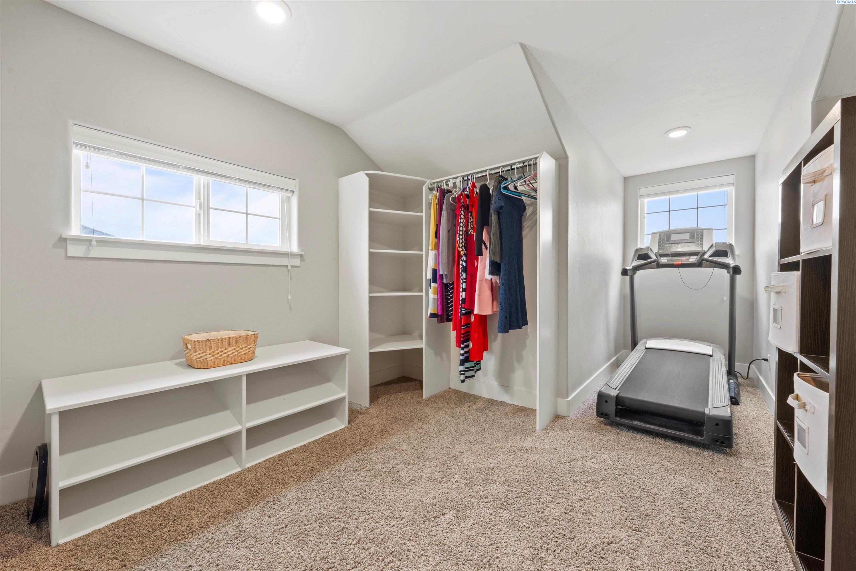 Richland, Washington, 99352, United States, 5 Bedrooms Bedrooms, ,3 BathroomsBathrooms,Residential,For Sale,1987518