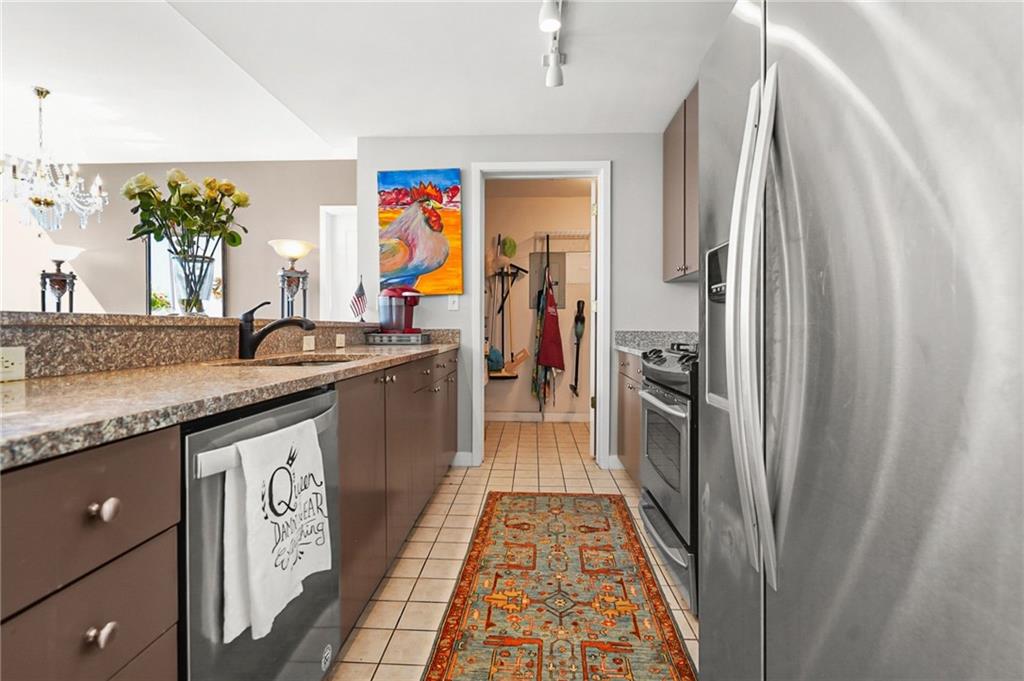 Atlanta, Georgia, 30326, United States, 2 Bedrooms Bedrooms, ,3 BathroomsBathrooms,Residential,For Sale,1949751