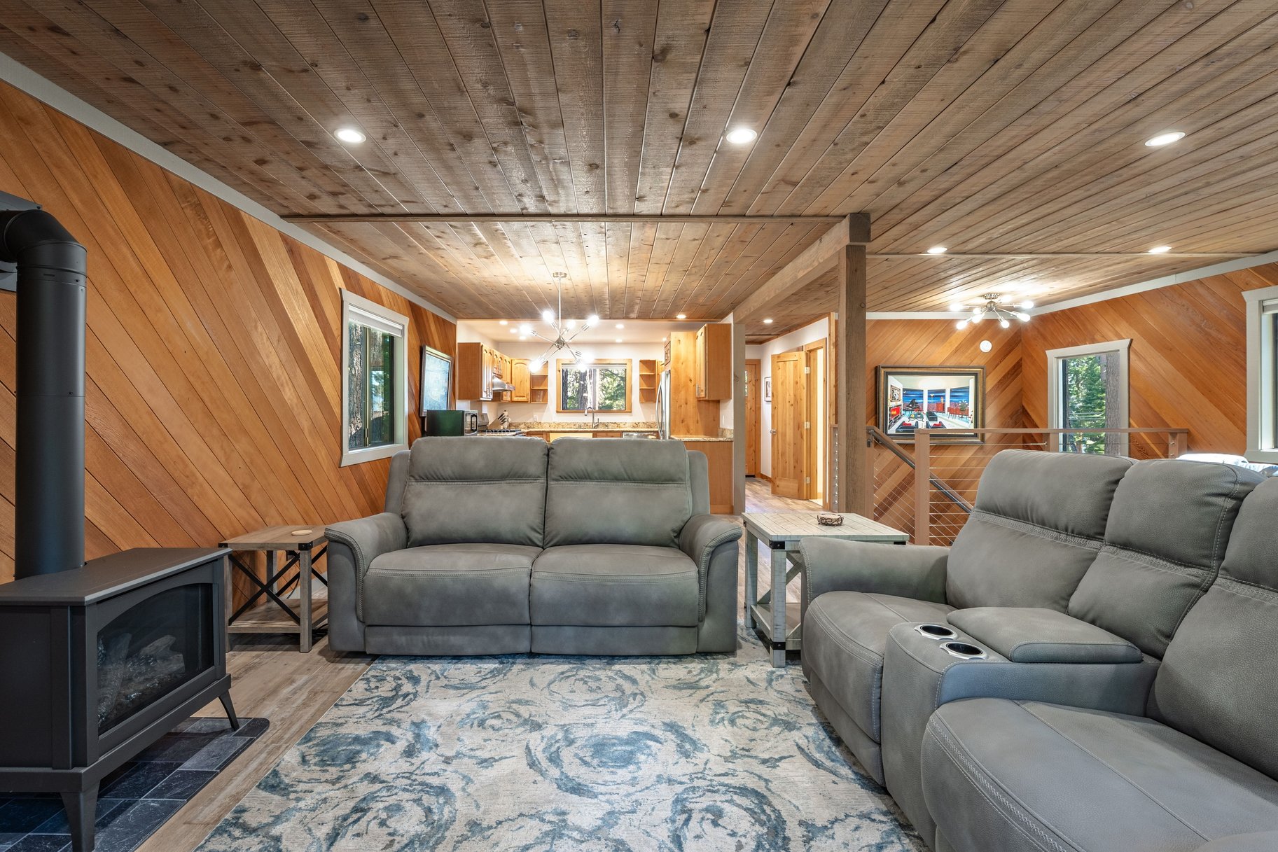  Loved and Cared For West Shore Home with Large Detached Garage and ADU Potential - 物件實景