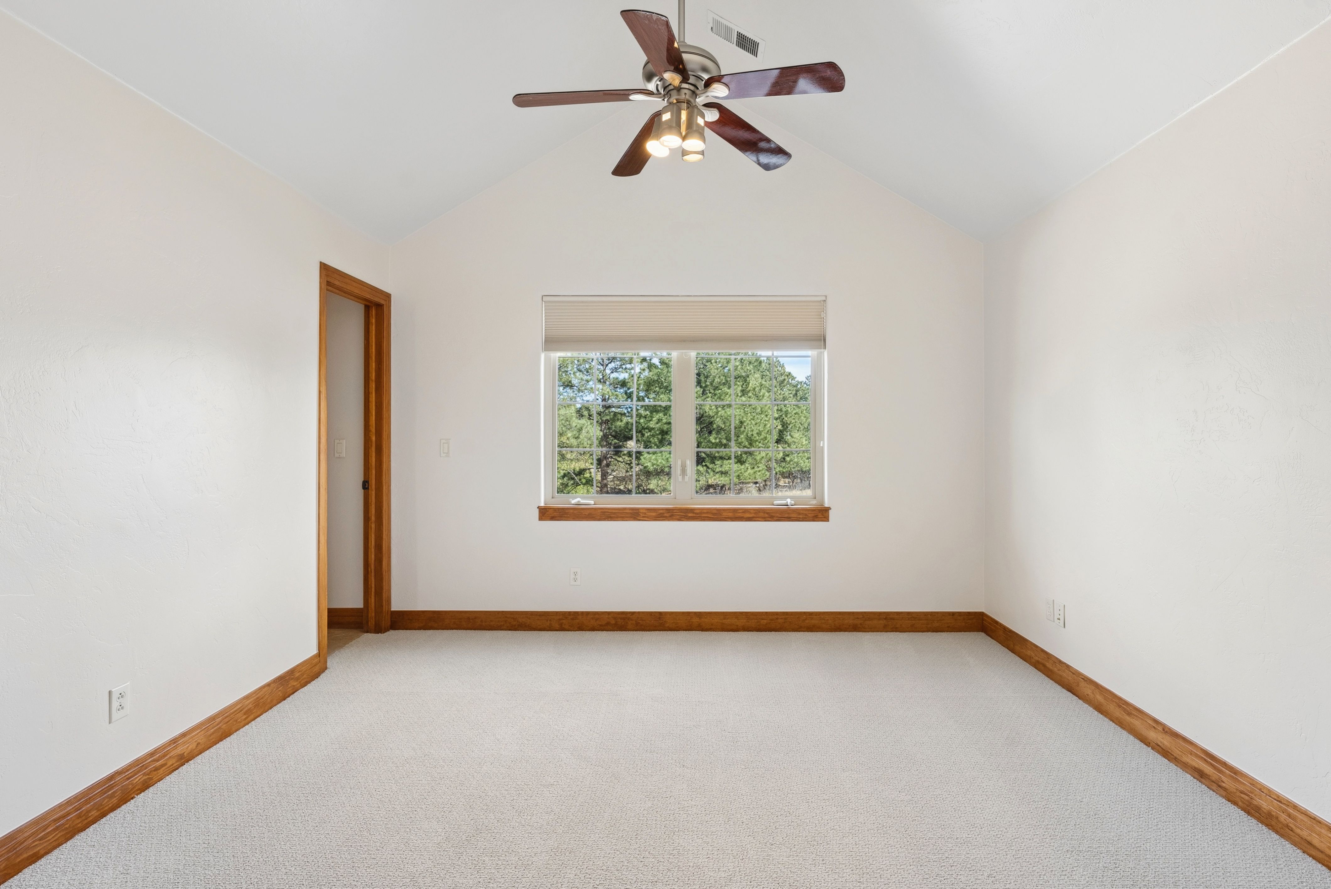  Set high on a hill in The Timbers and backing to open space - 物件實景