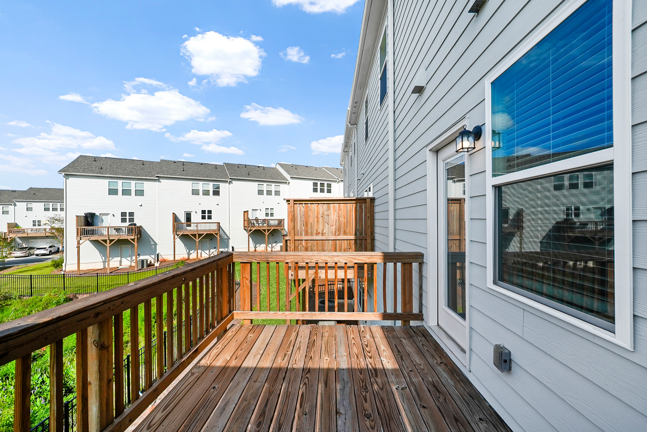  Better Than New Townhome is Ready Today - 物件實景