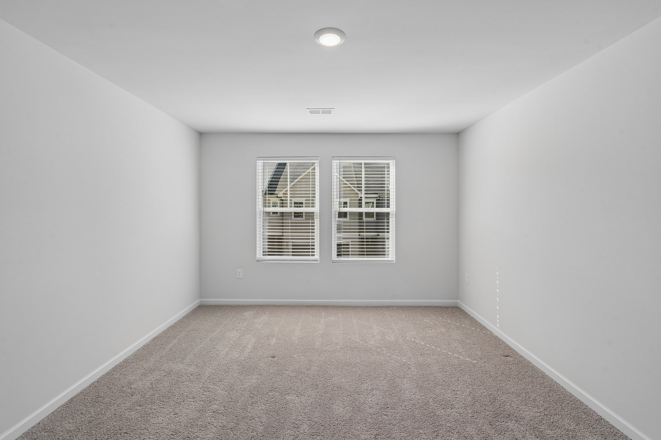  Spacious Living and Upgraded Finishes at Logan Point - 物件實景