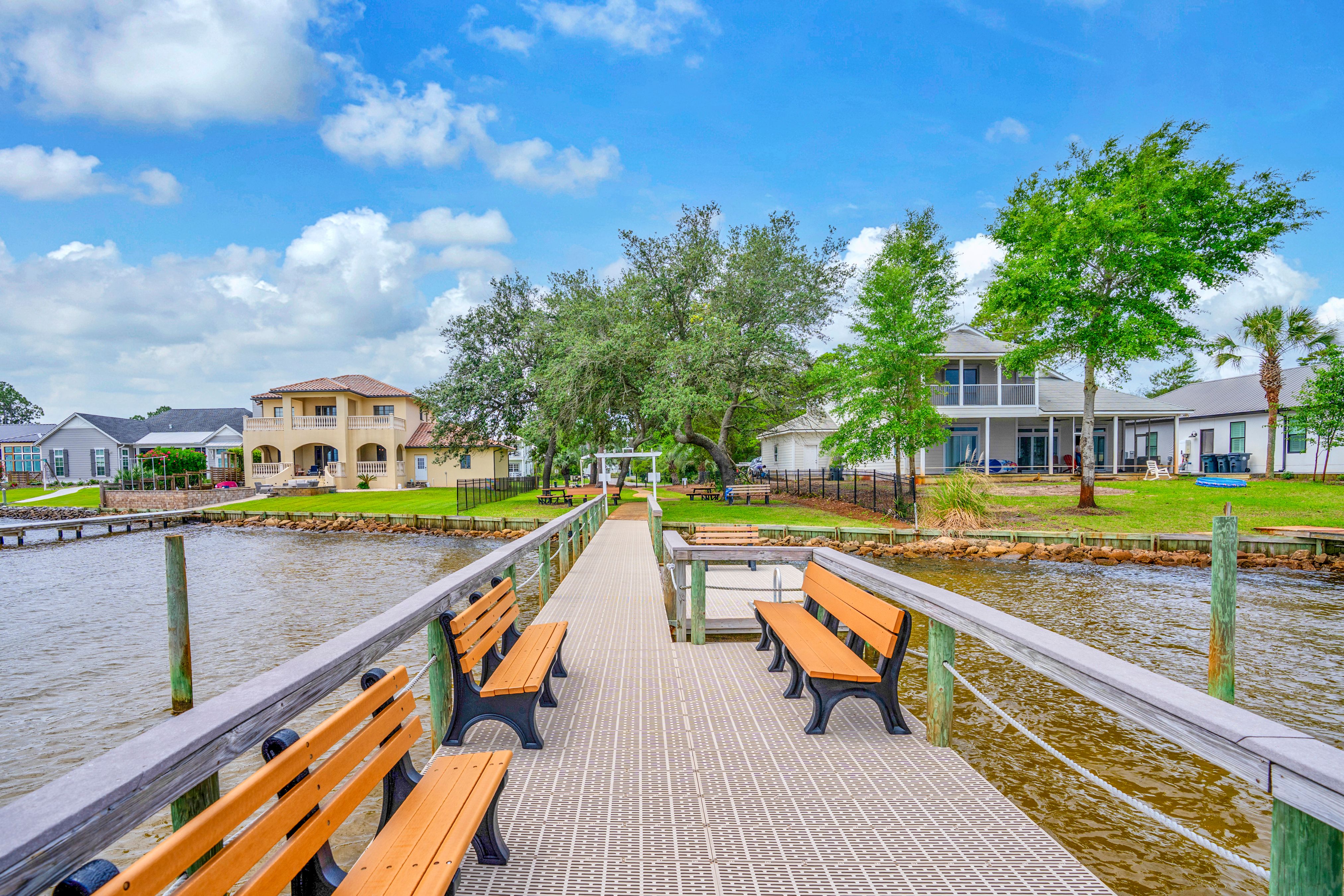  Move-In Ready Brick Home with Spacious Fenced Backyard Near the Bay - 物件實景