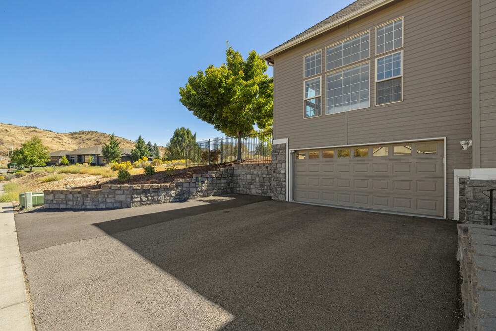 Klamath Falls, Oregon, 97601, United States, 3 Bedrooms Bedrooms, ,3 BathroomsBathrooms,Residential,For Sale,1848515