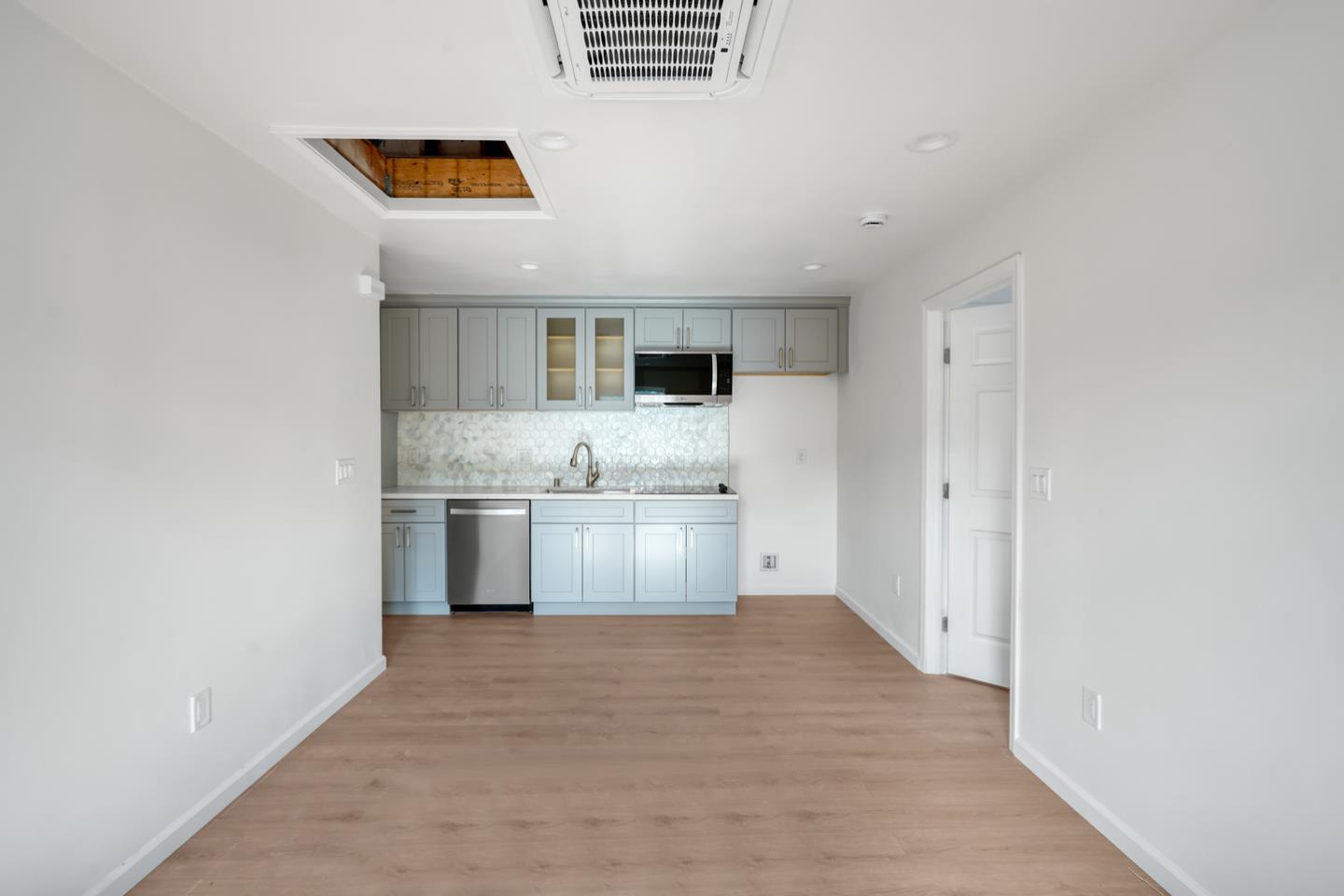 Mountain View, California, 94043, United States, 4 Bedrooms Bedrooms, ,3 BathroomsBathrooms,Residential,For Sale,1992063