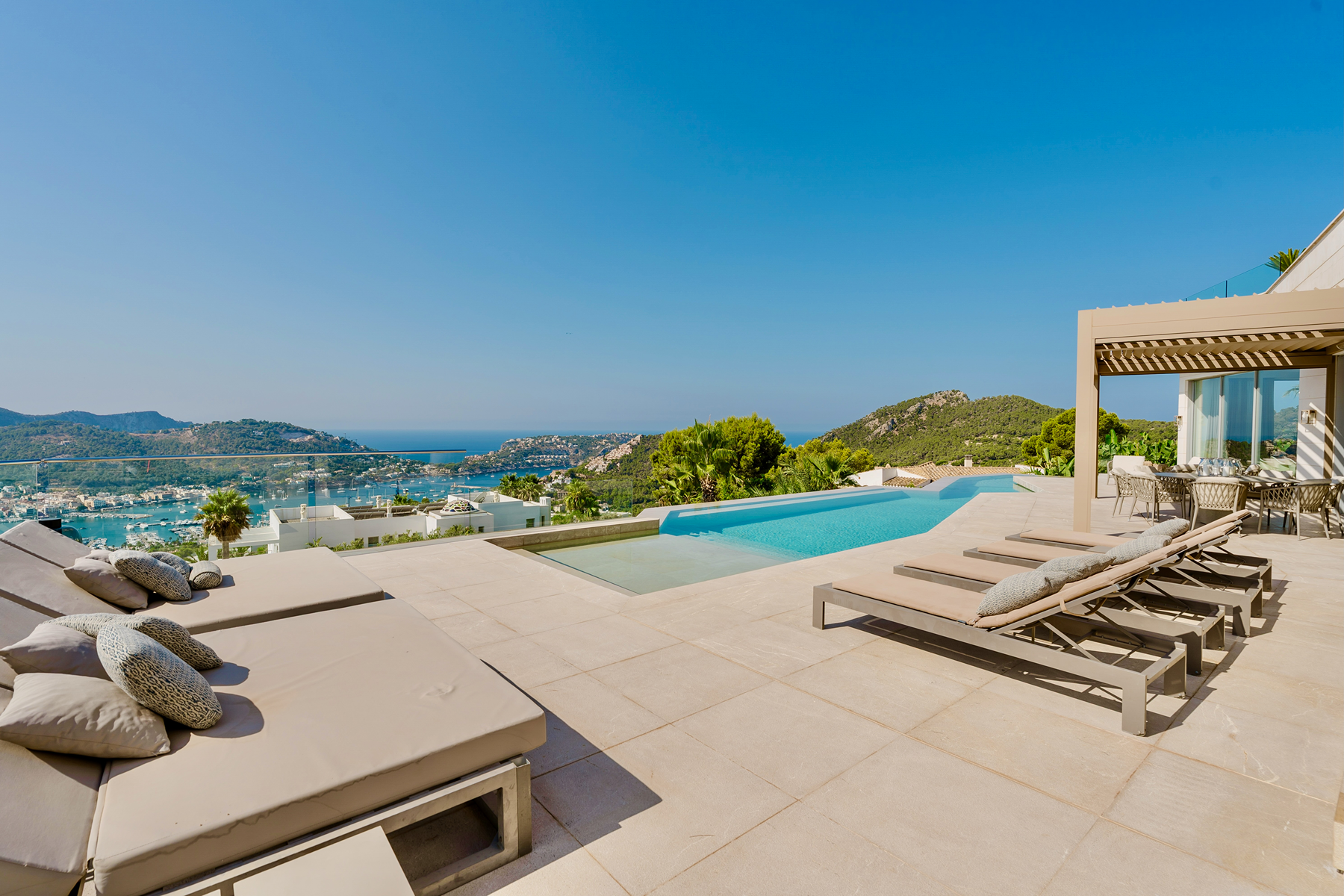  Modern-style villa with sea views in Port d