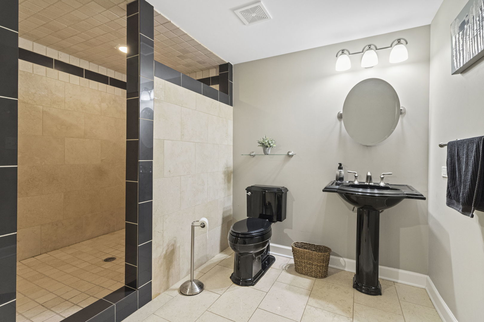 Shorewood, Illinois, 60404, United States, 4 Bedrooms Bedrooms, ,6 BathroomsBathrooms,Residential,For Sale,1933443