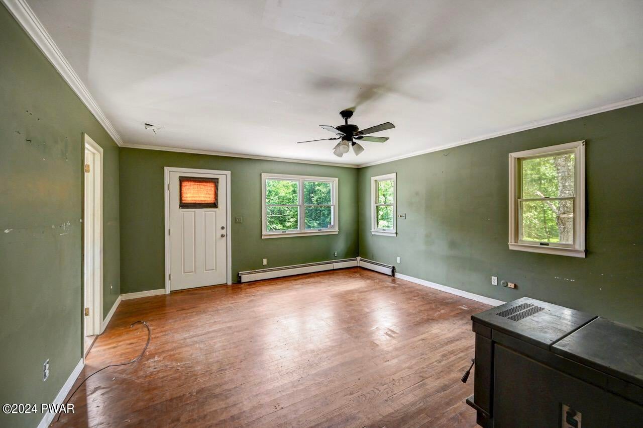 Hawley, Pennsylvania, 18428, United States, 5 Bedrooms Bedrooms, ,4 BathroomsBathrooms,Residential,For Sale,1979290