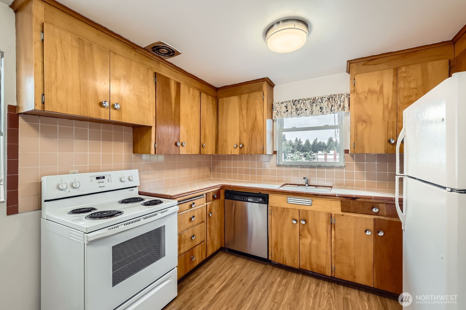 Seattle, Washington, 98125, United States, ,Residential,For Sale,1928074