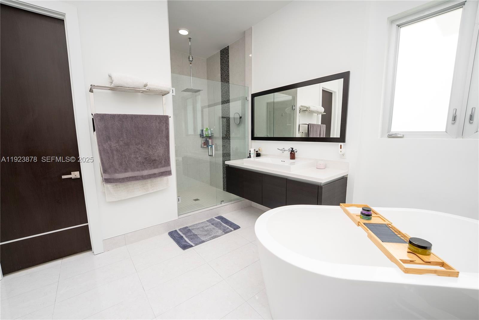 Doral, Florida, 33122, United States, 4 Bedrooms Bedrooms, ,5 BathroomsBathrooms,Residential,For Sale,2002186