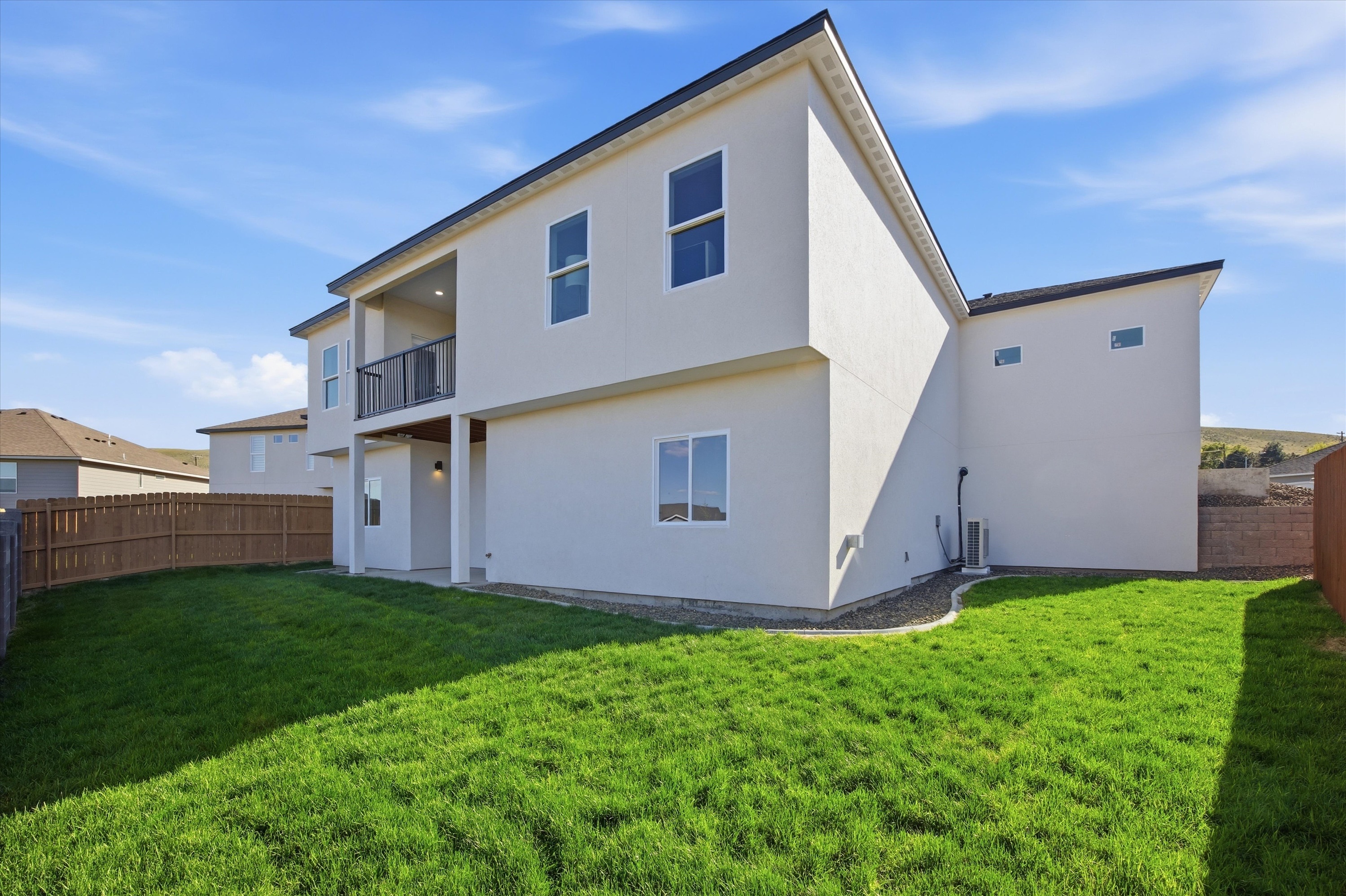  New 5-Bed Home w/ Daylight Basement & 3-Car Garage - 物件實景