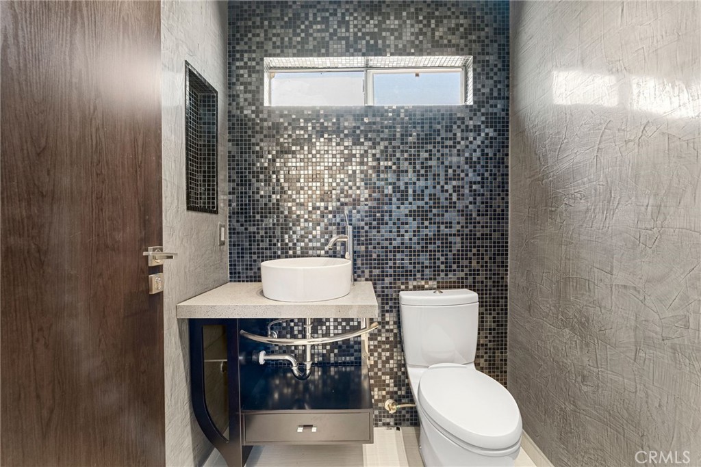 Sherman Oaks, California, 91423, United States, 2 Bedrooms Bedrooms, ,2 BathroomsBathrooms,Residential,For Sale,1708509
