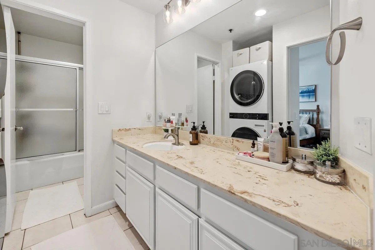 San Diego, California, 92101, United States, 2 Bedrooms Bedrooms, ,2 BathroomsBathrooms,Residential,For Sale,1901381
