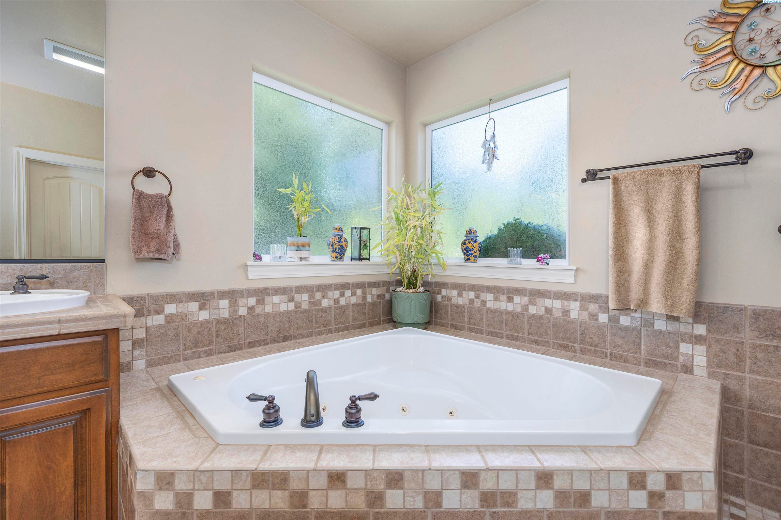 Richland, Washington, 99352, United States, 3 Bedrooms Bedrooms, ,3 BathroomsBathrooms,Residential,For Sale,1921029