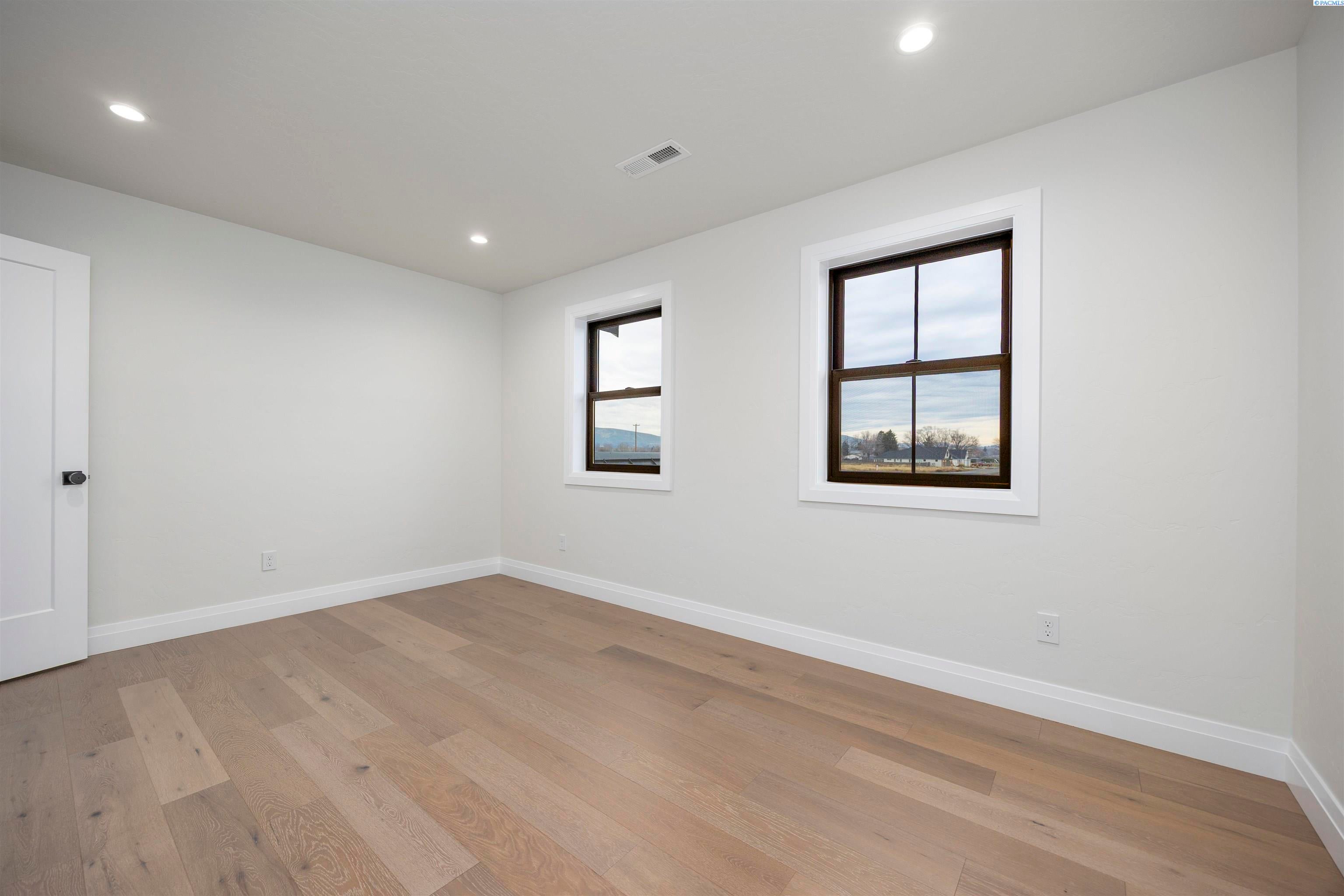 Pasco, Washington, 99301, United States, 4 Bedrooms Bedrooms, ,3 BathroomsBathrooms,Residential,For Sale,2005425