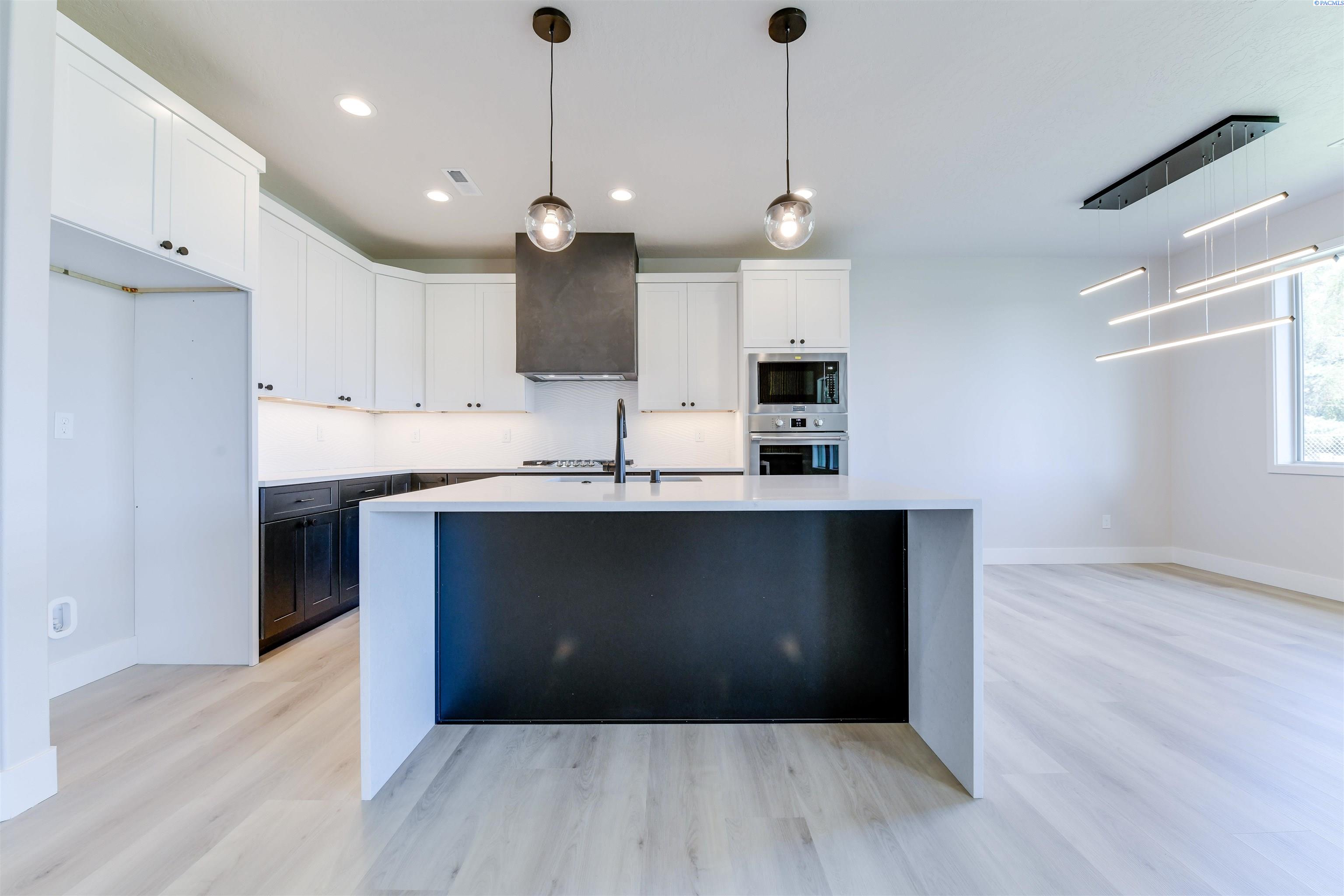 Richland, Washington, 99352, United States, 3 Bedrooms Bedrooms, ,2 BathroomsBathrooms,Residential,For Sale,1898474