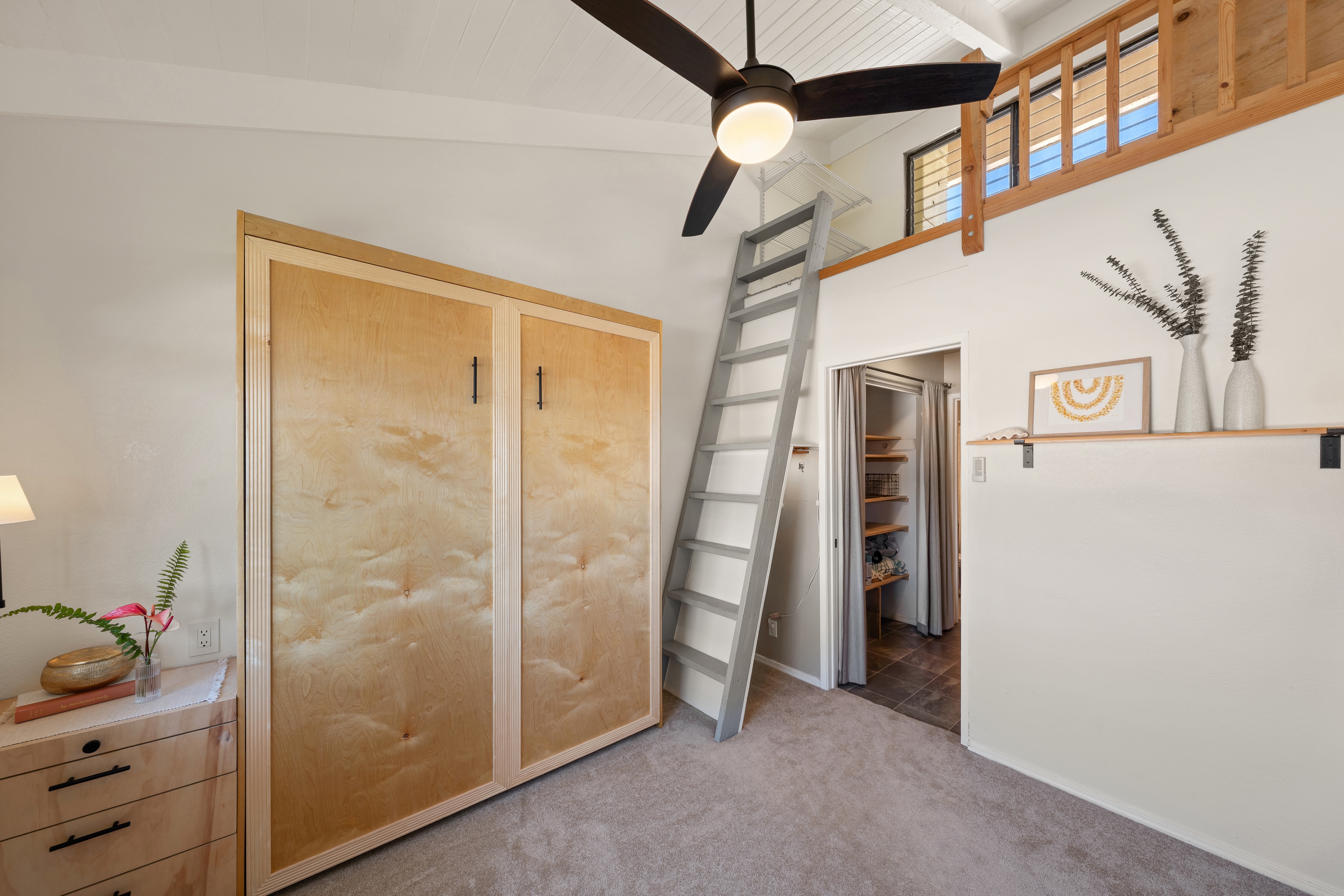  Centrally Located Living with Vaulted Ceilings and Views - 物件實景