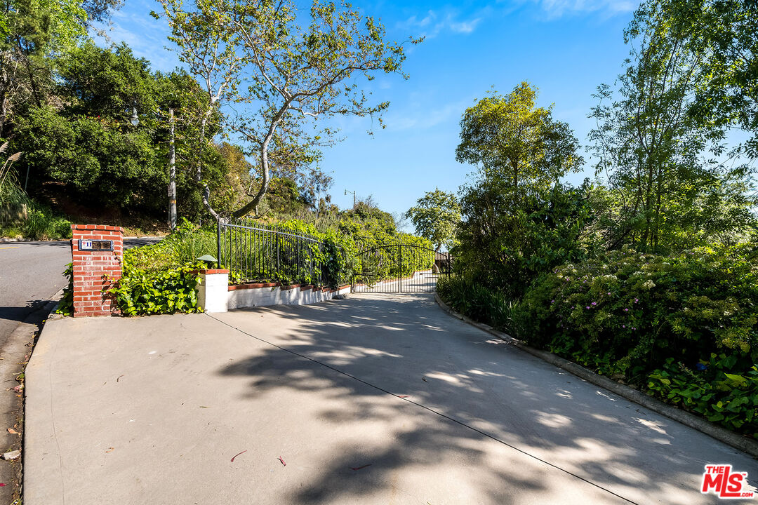 Los Angeles, California, 90049, United States, 2 Bedrooms Bedrooms, ,3 BathroomsBathrooms,Residential,For Sale,1819125