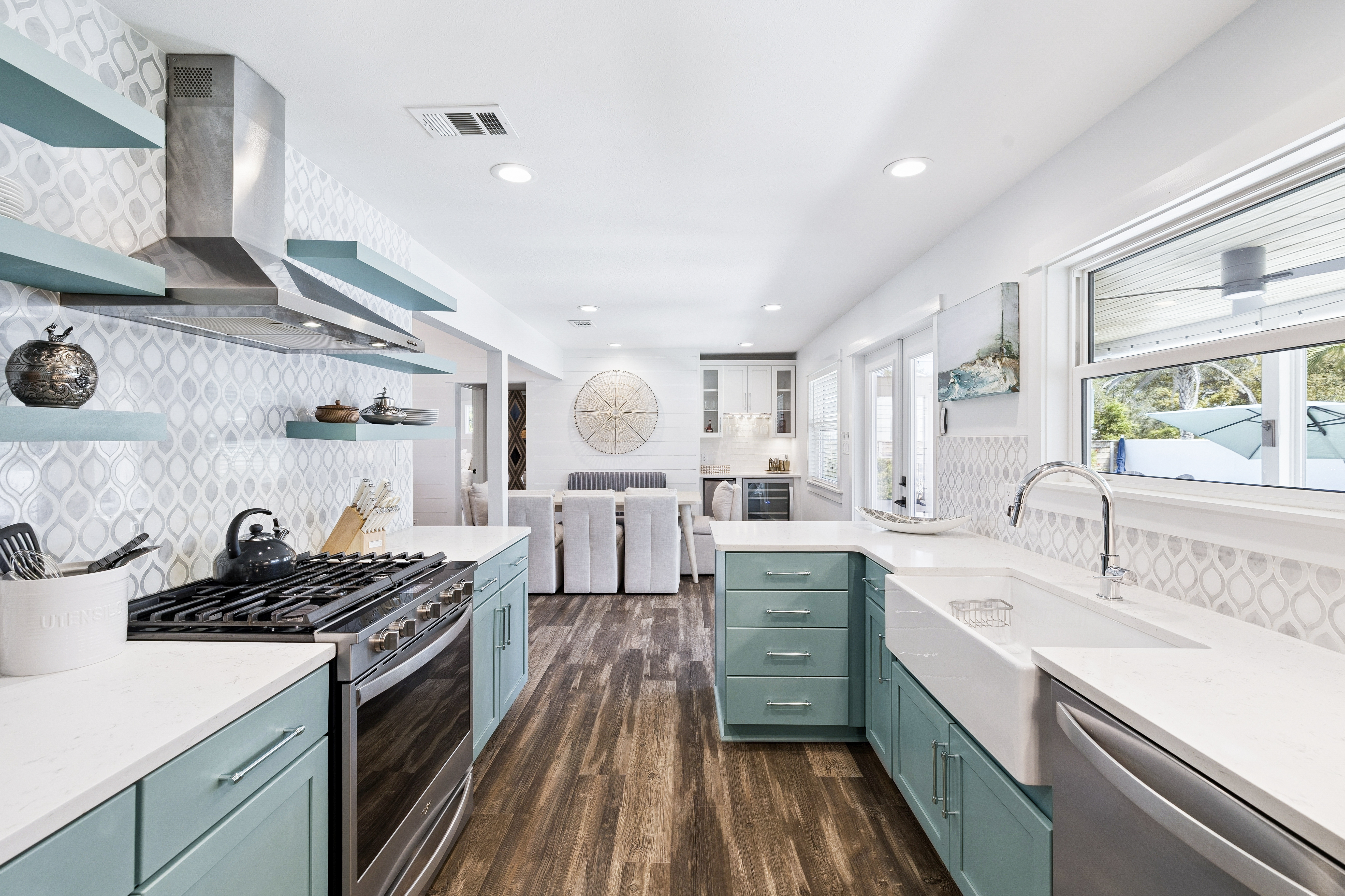  Completely Renovated Home On Half-Acre Lot Near Gulf Place - 物件實景