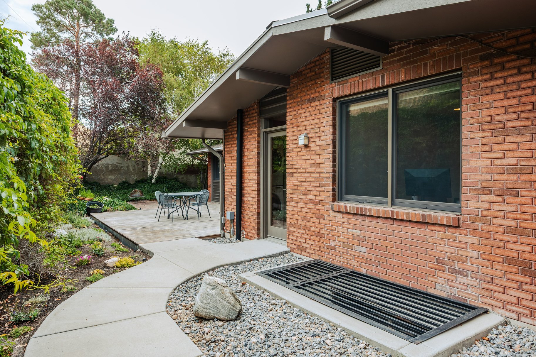  In the Tree Midcentury Modern Backing up to Shoreline Trail - 物件實景
