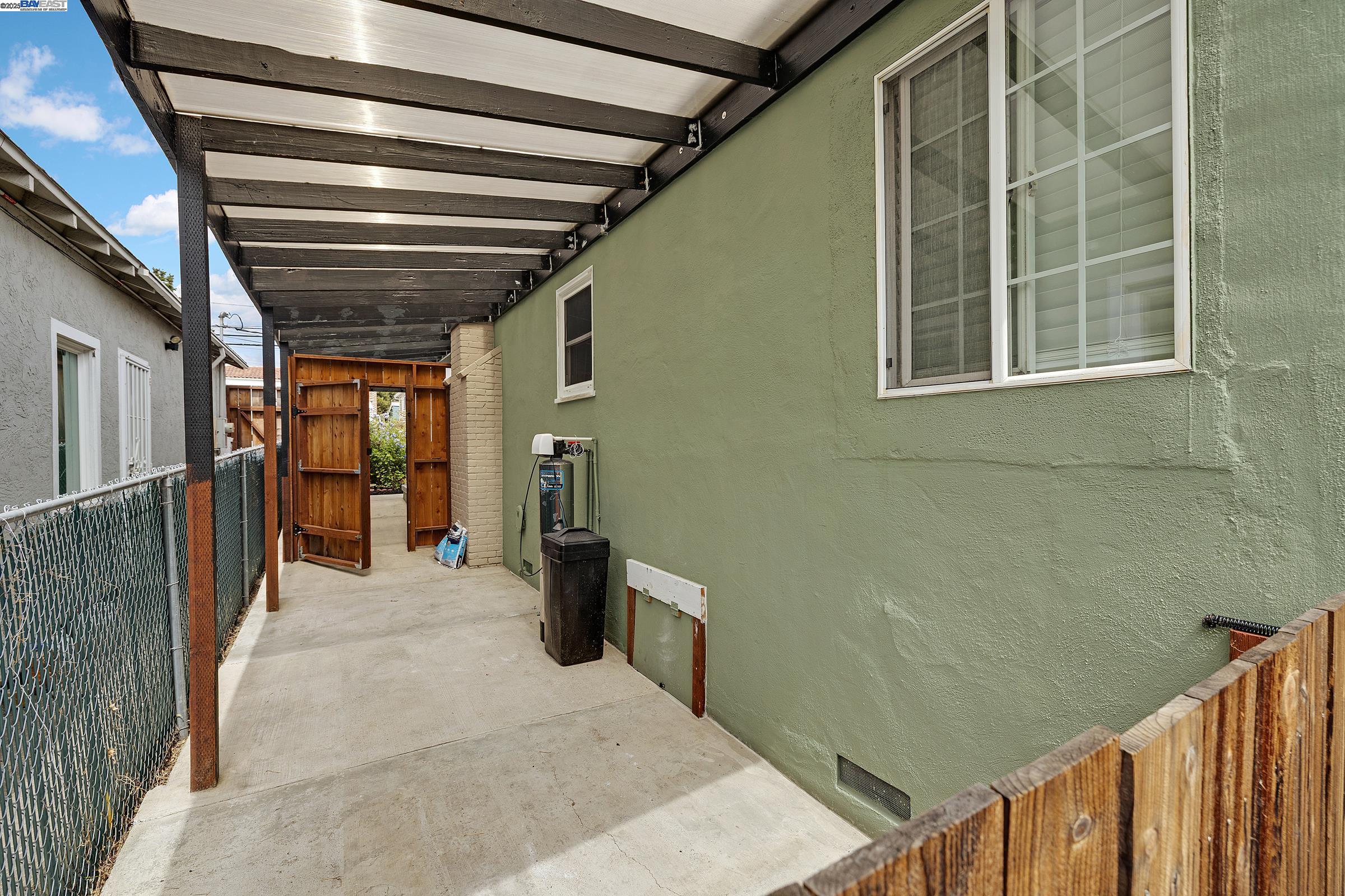 Oakland, California, 94605, United States, 4 Bedrooms Bedrooms, ,1 BathroomBathrooms,Residential,For Sale,1941828