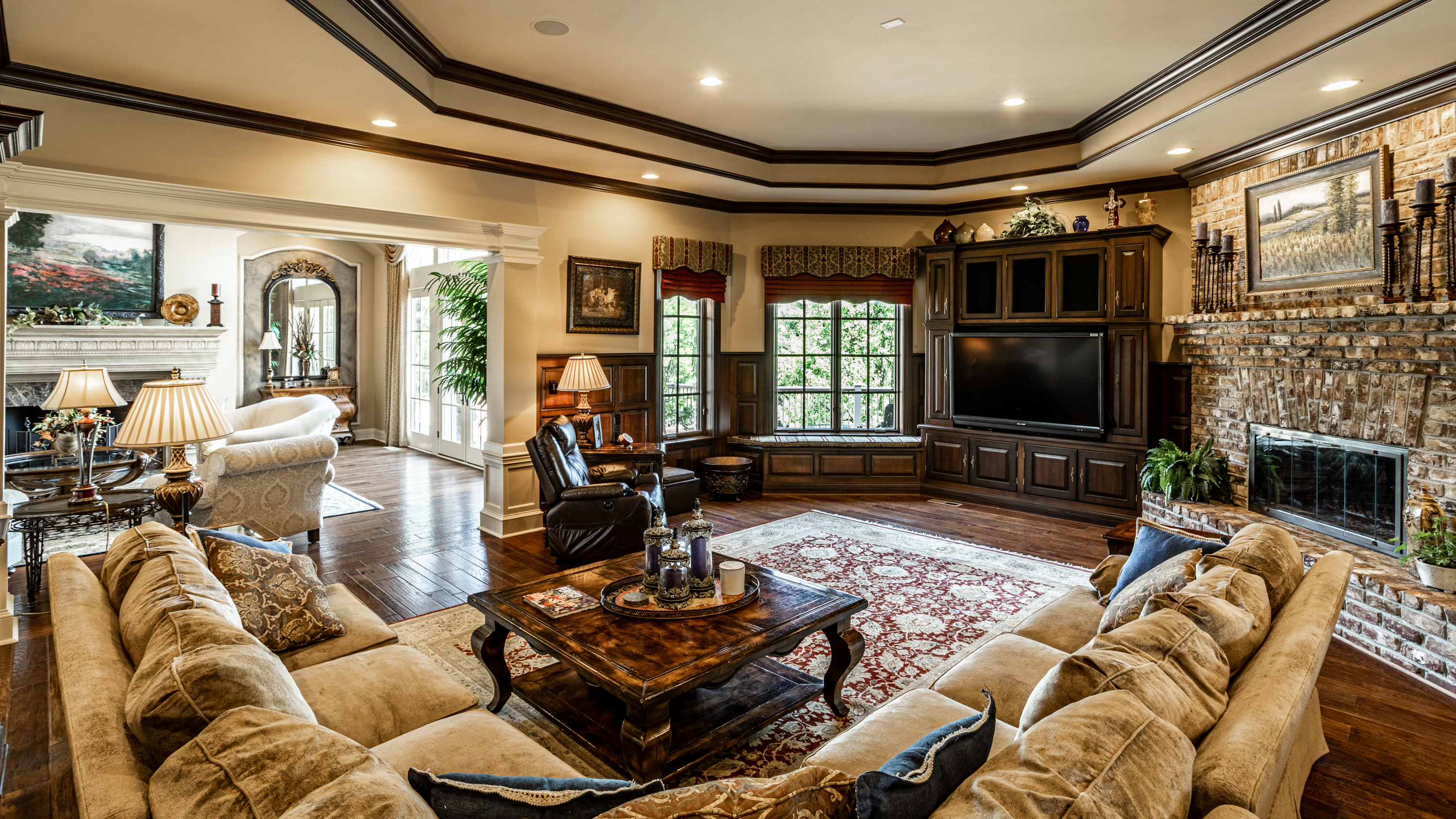  European-Inspired Waterfront Estate with Endless Features - 物件實景