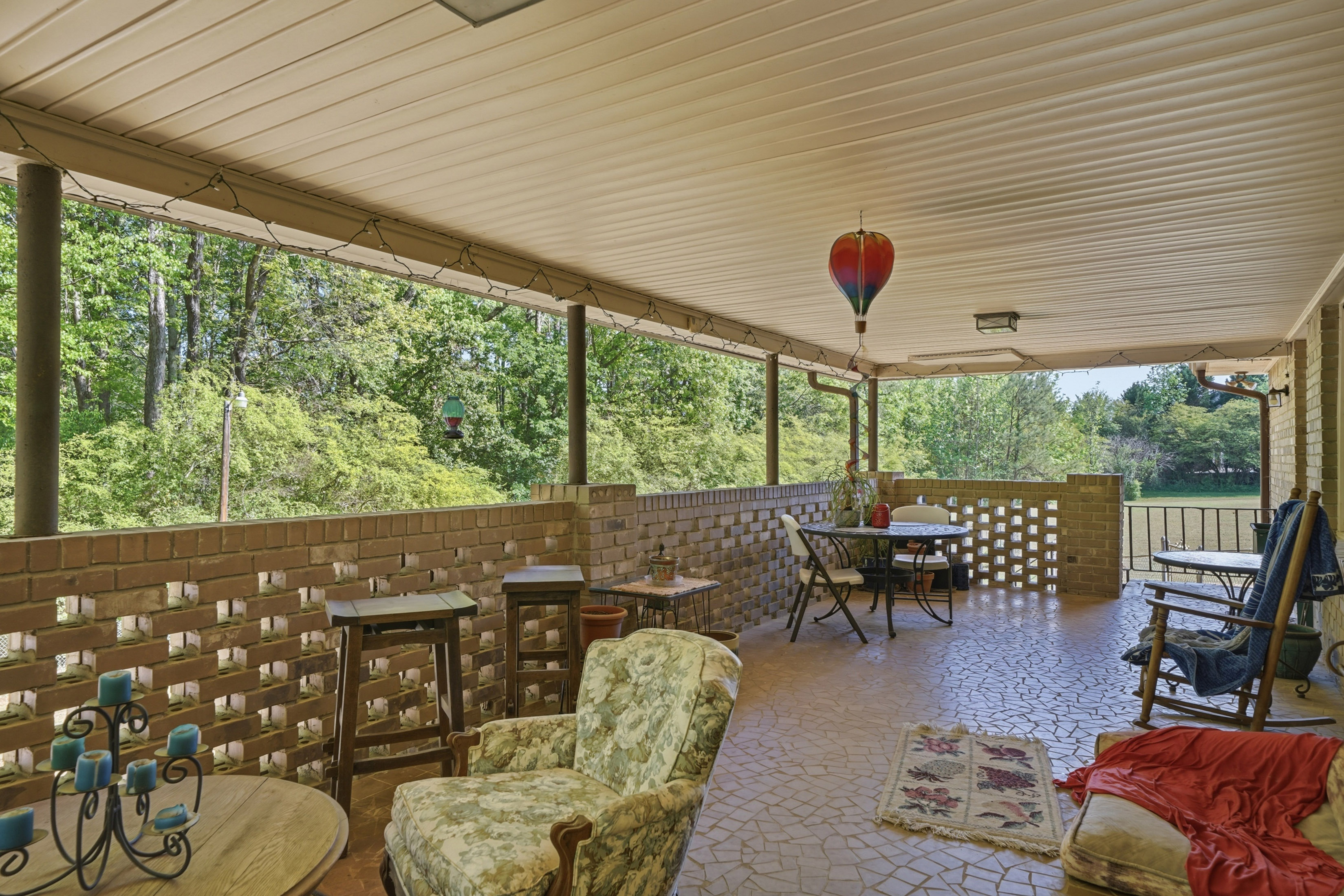  Brick Ranch Perfectly Positioned on 27 Acres with Pond - 物件實景