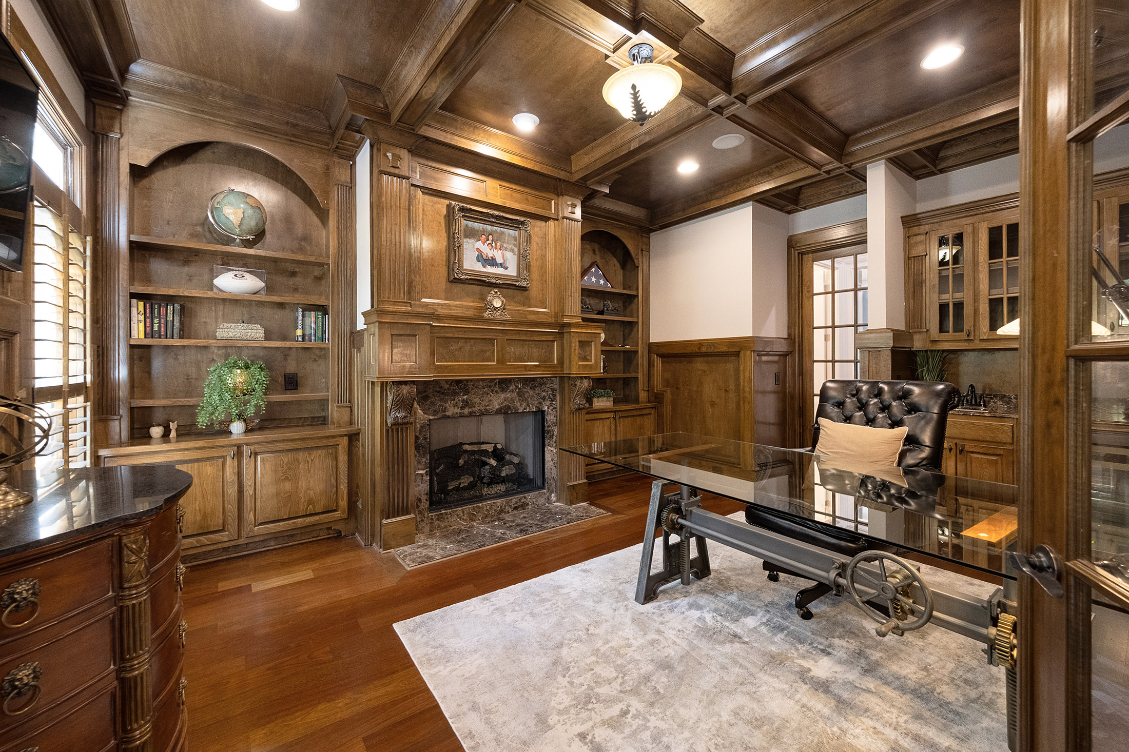  Impressive Brick Estate on a Private Wooded 1+/- Acre Lot in The Manor - 物件實景