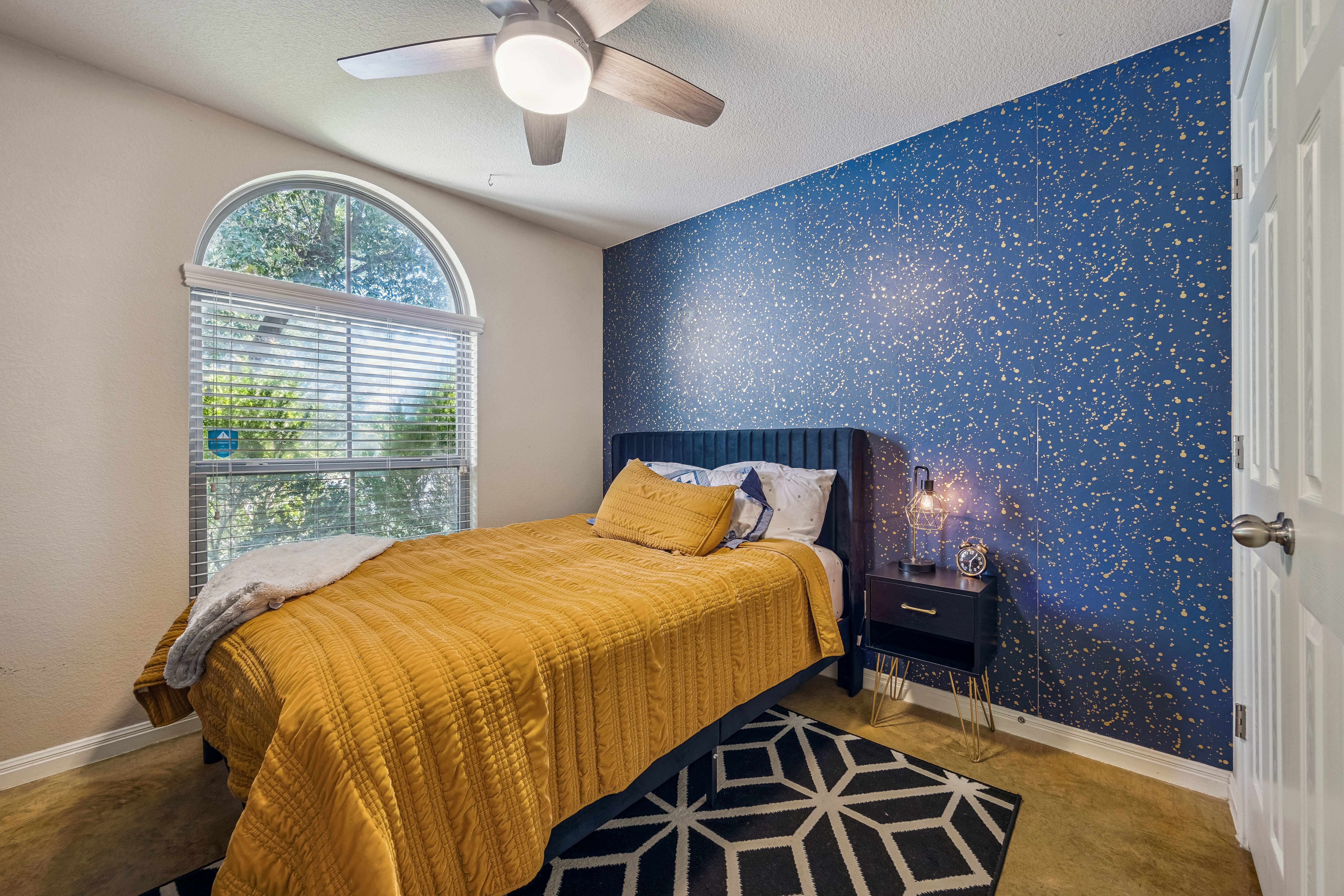  Single-Story Retreat Backing to Greenbelt in Knollwood on the Colorado River - 物件實景