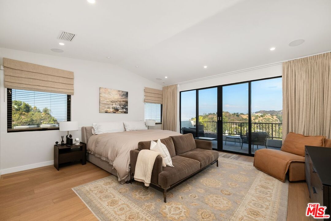 Los Angeles, California, 90046, United States, 5 Bedrooms Bedrooms, ,6 BathroomsBathrooms,Residential,For Sale,1897072