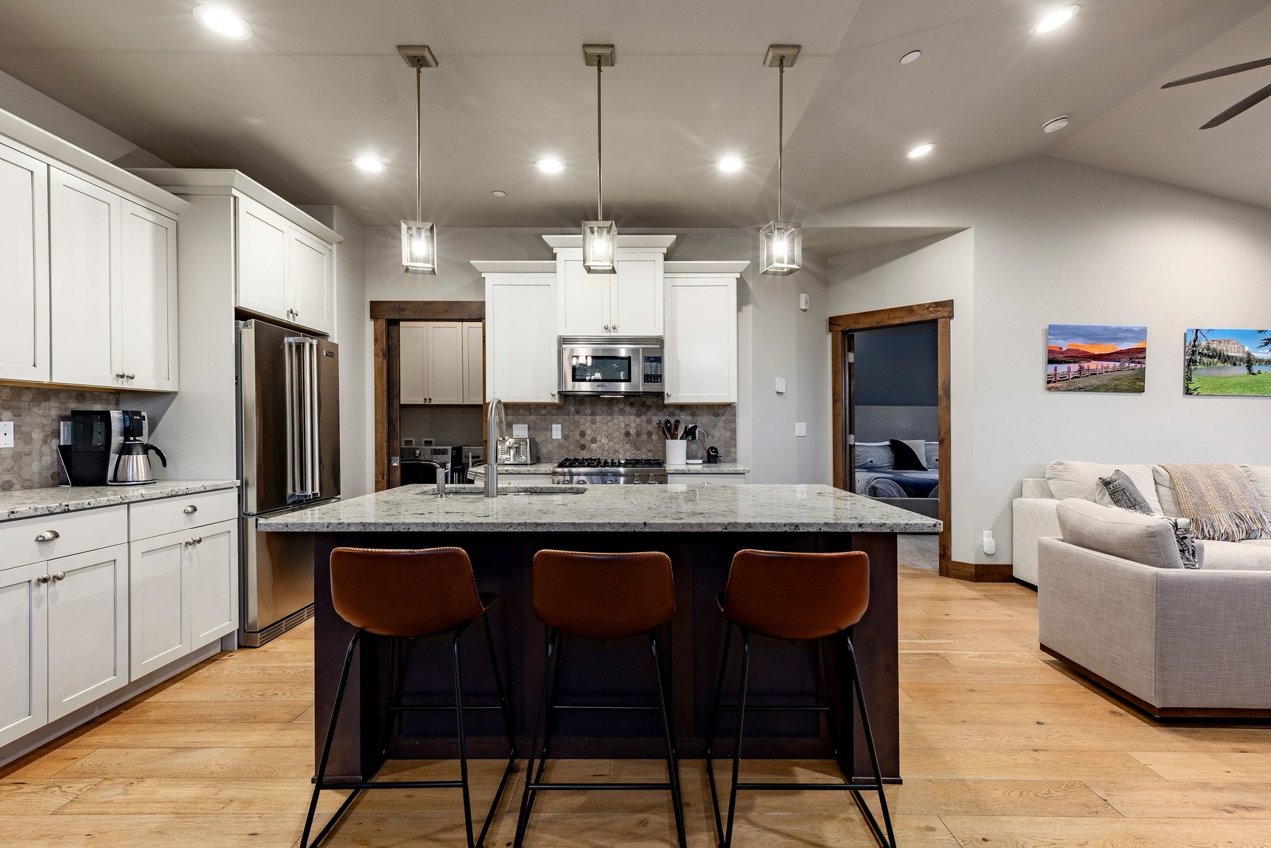  Stunning End-Unit Townhome With Loads of Natural Light - 物件實景