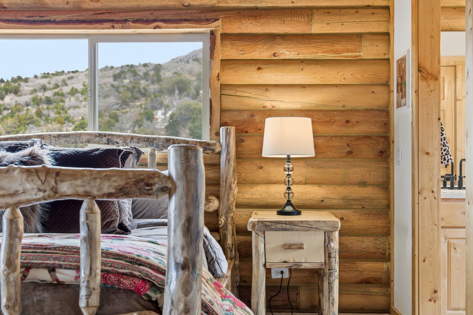  Renovated Log Cabin in Cedar Highlands with Wraparound Deck & Mountain Views - 物件實景