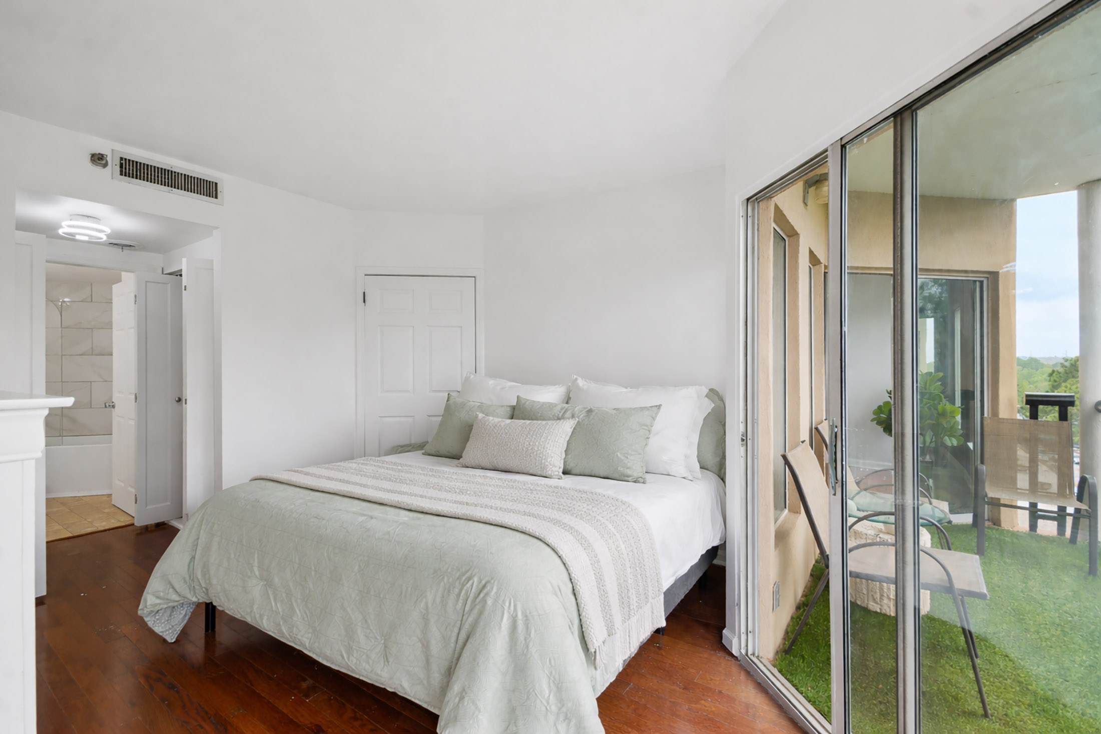  Stunning Designer-renovated Condo Minutes from Atlanta