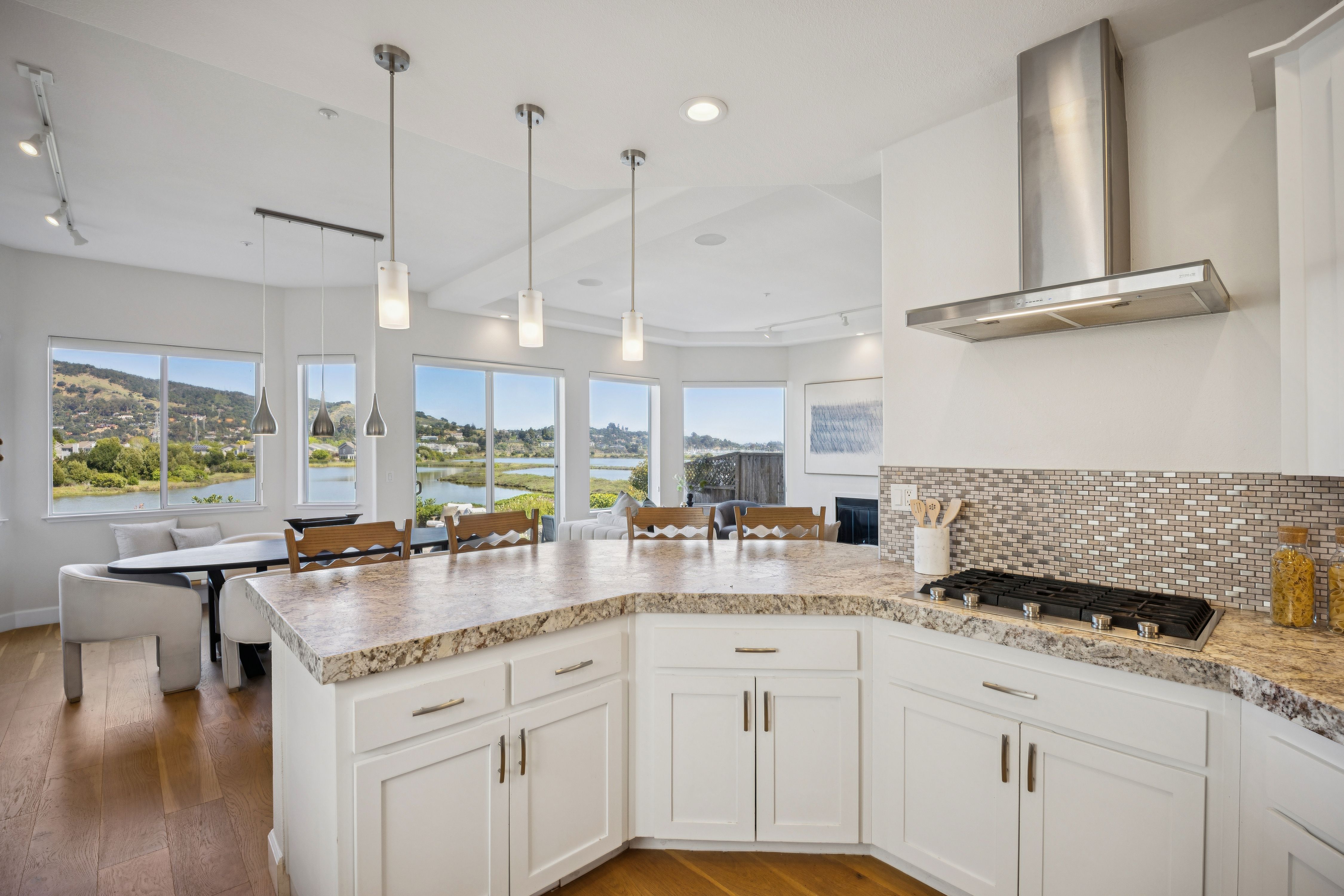  Sunny Waterfront Baypoint Lagoon Home - 物件實景