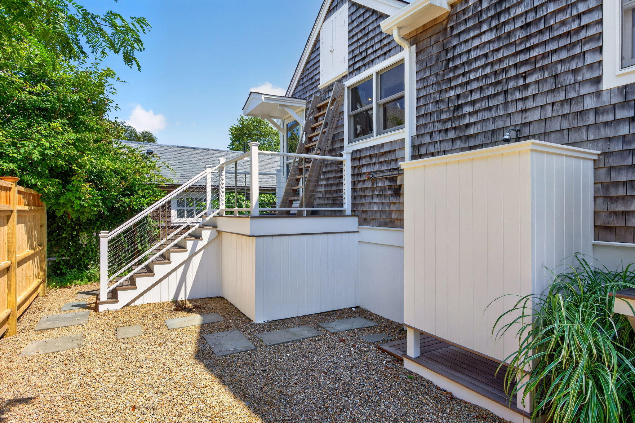  West End Elegance with Water Views, Private Gardens & Two-Car Parking - 物件實景