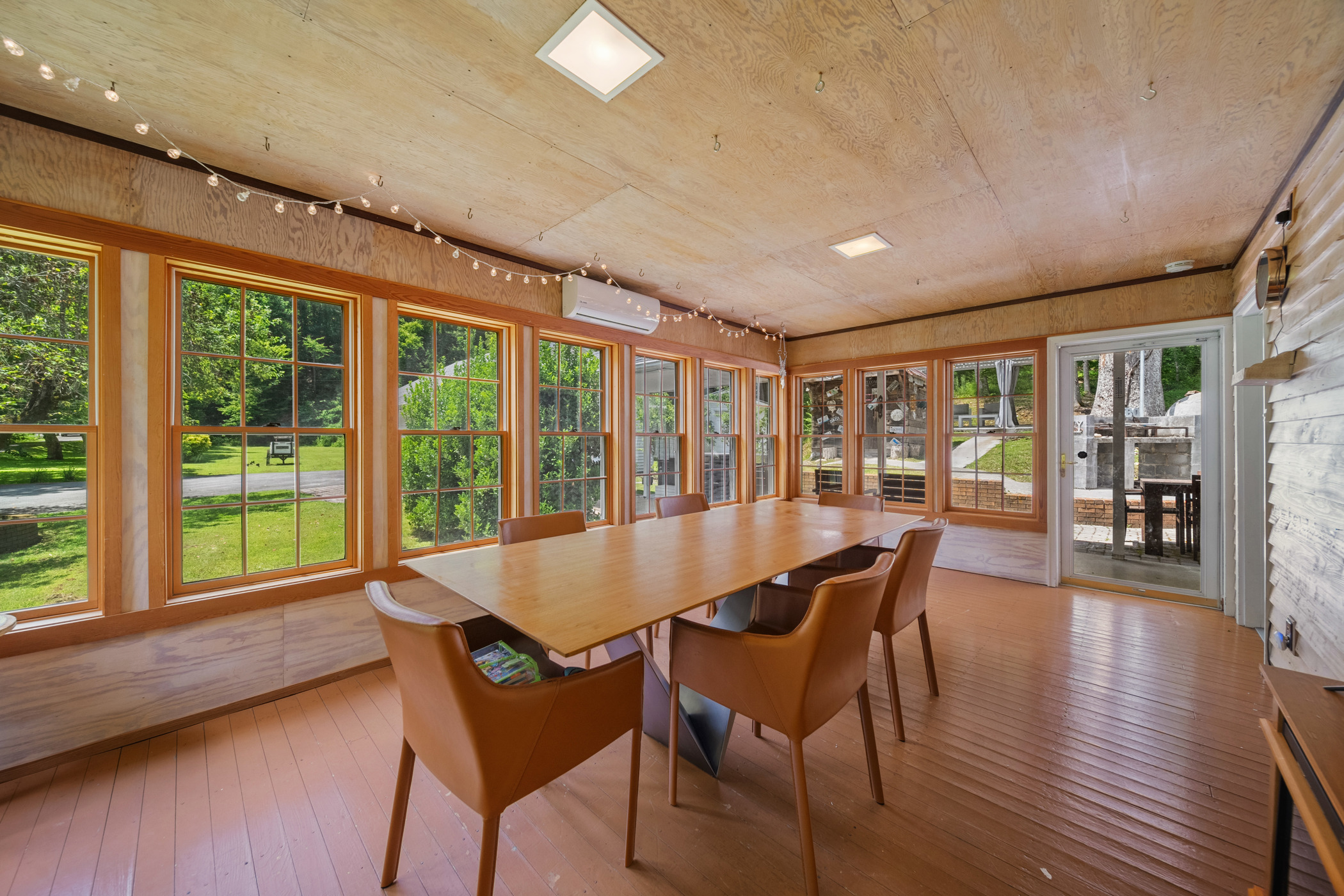 Gatlinburg, Tennessee, 37738, United States, 4 Bedrooms Bedrooms, ,3 BathroomsBathrooms,Residential,For Sale,1974957