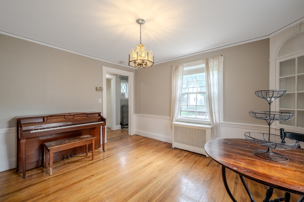 Newton, Massachusetts, 02461, United States, 3 Bedrooms Bedrooms, ,2 BathroomsBathrooms,Residential,For Sale,1934671