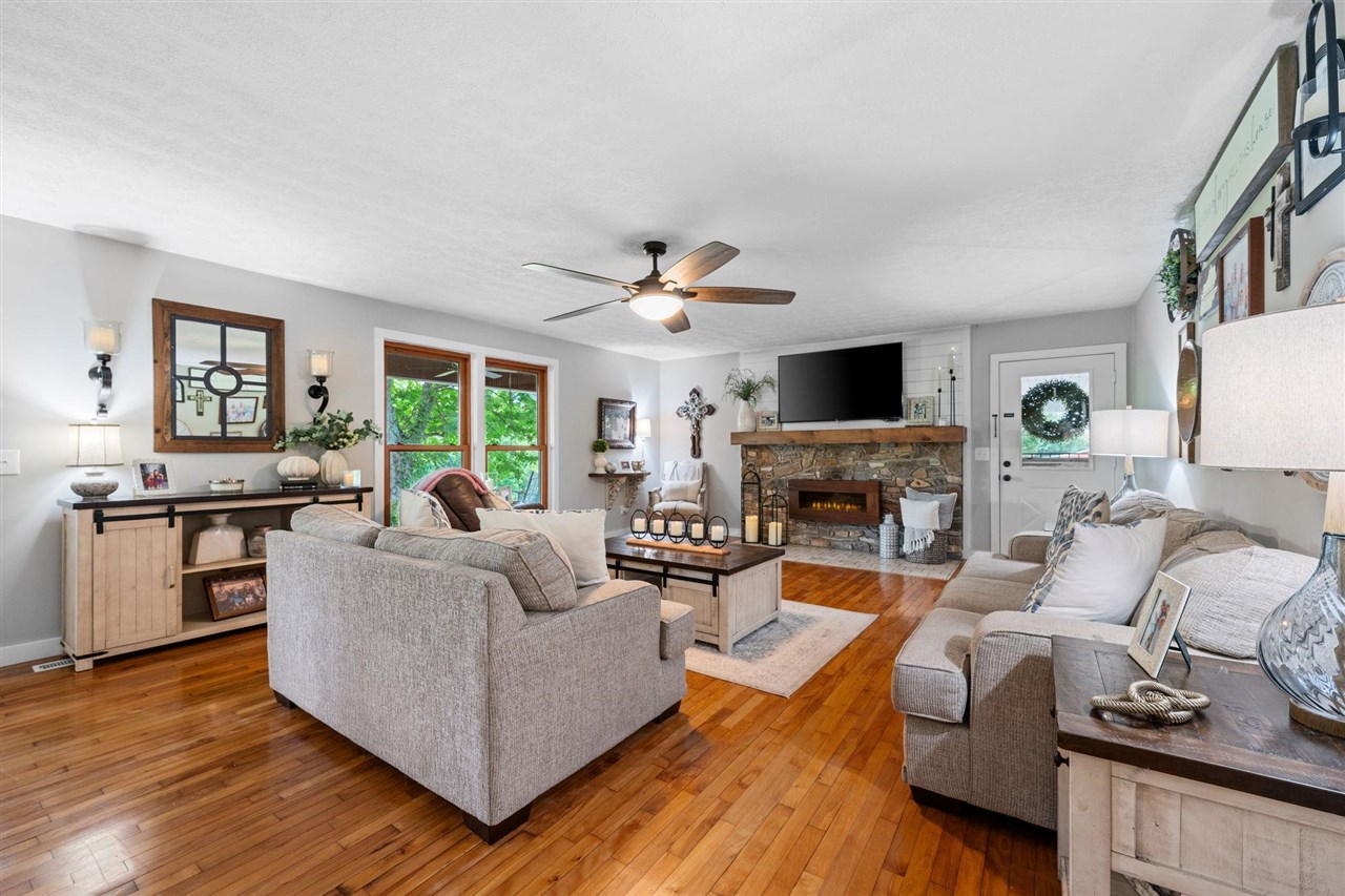 Franklin, Kentucky, 42134, United States, 5 Bedrooms Bedrooms, ,3 BathroomsBathrooms,Residential,For Sale,1903592