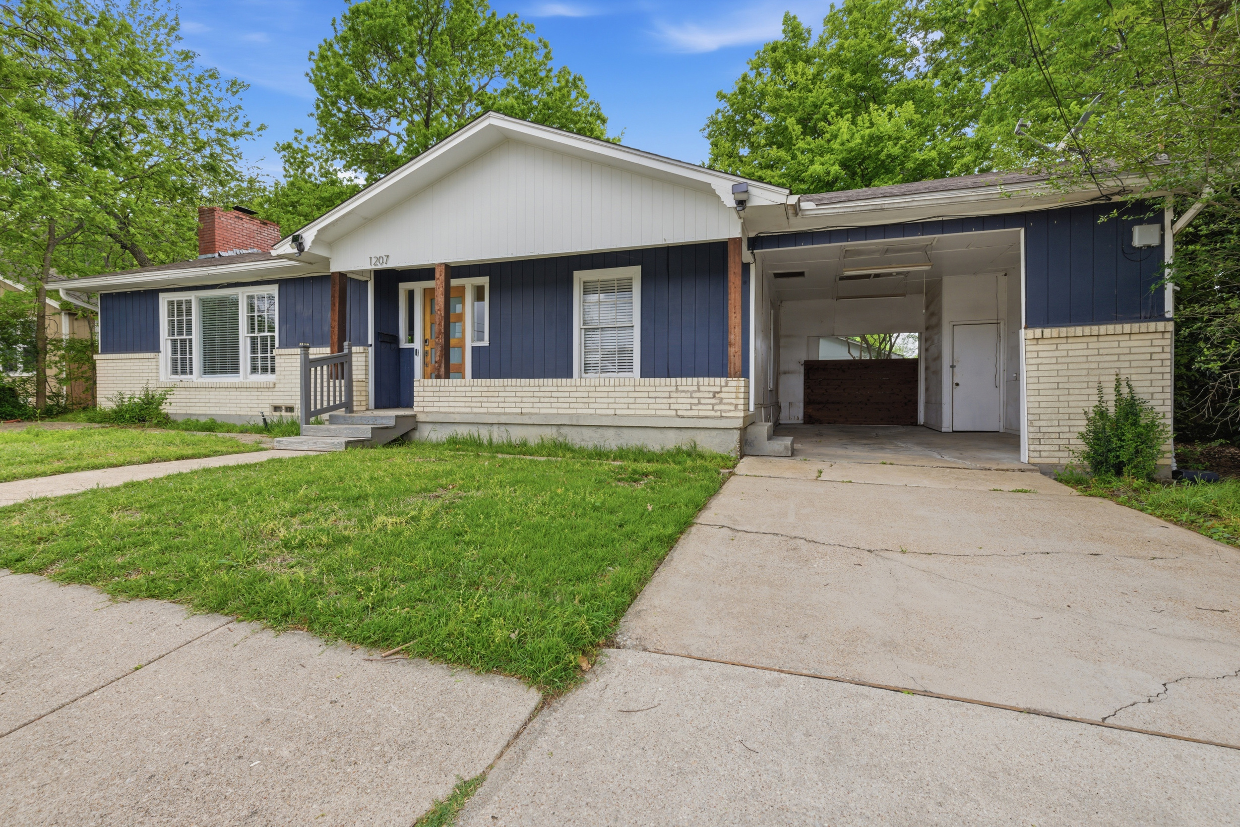  1207 N. College Street - 物件實景