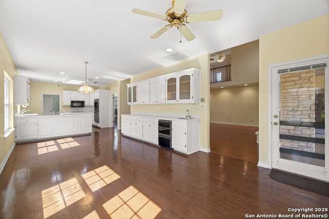 Kerrville, Texas, 78028, United States, 3 Bedrooms Bedrooms, ,4 BathroomsBathrooms,Residential,For Sale,1910535